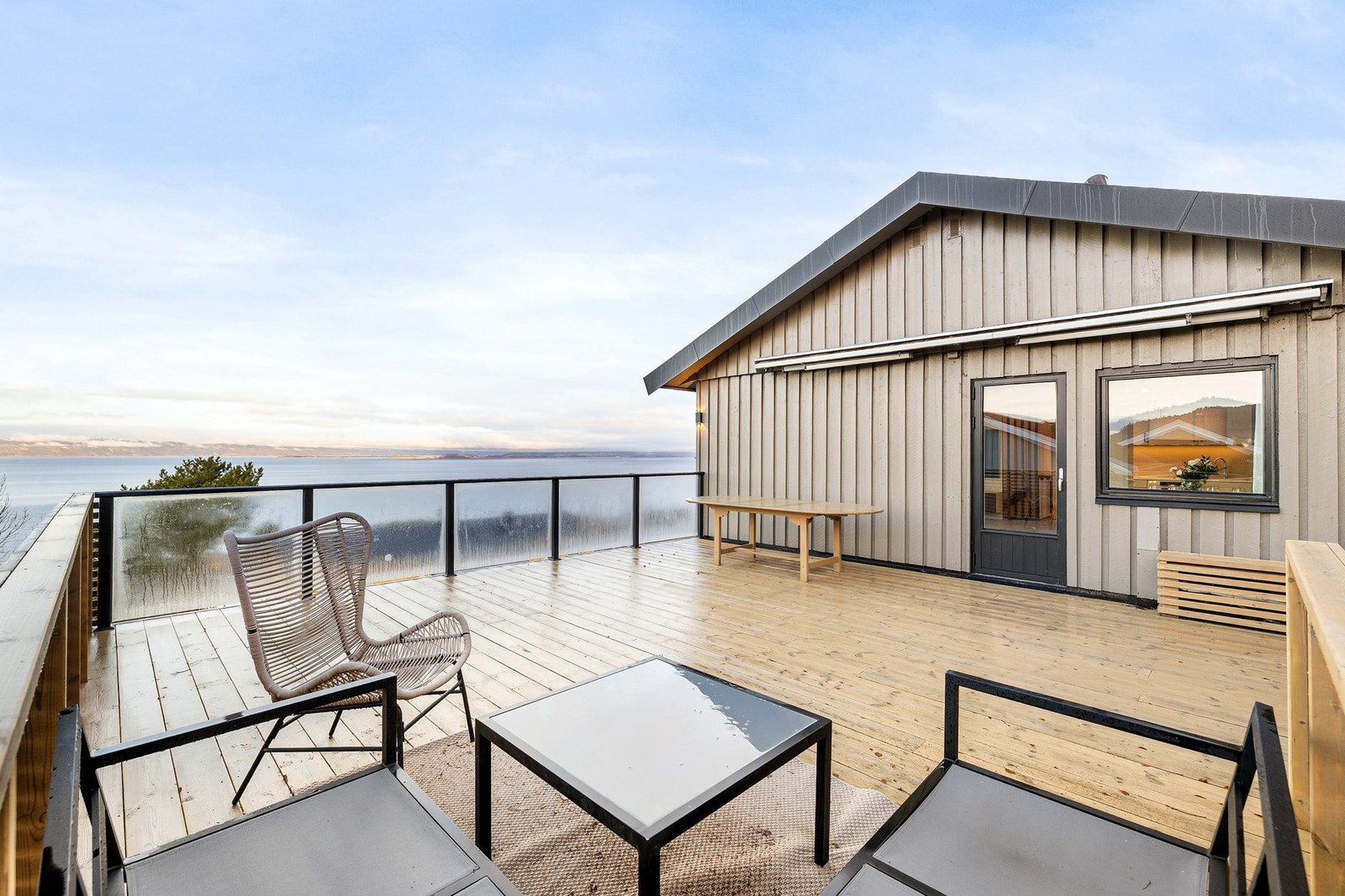 Veranda på 40 kvm med utgang fra stue i 1. Etasje. Galleribilde