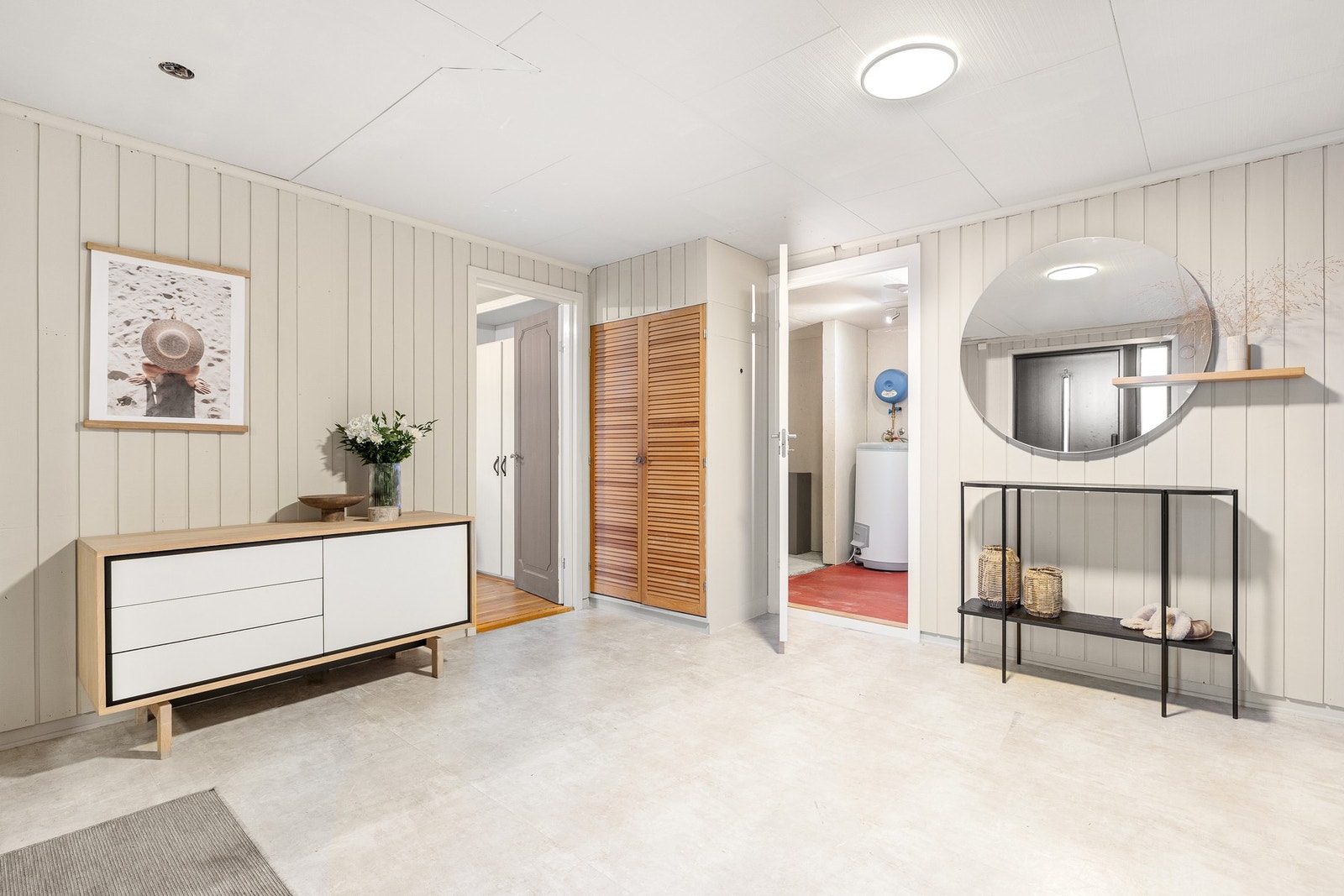 Utstyrt med garderobeskap og trappeoppgang til 1. Etasje. Galleribilde