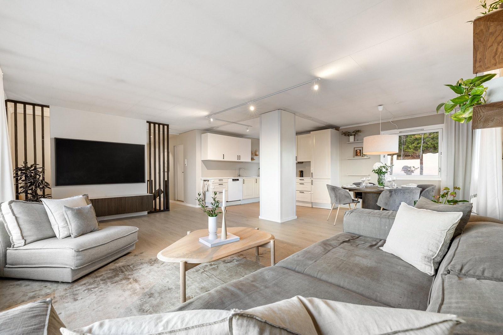 Fra stuen har du naturlig overgang til spisestue og kjøkken seskjonen. Galleribilde