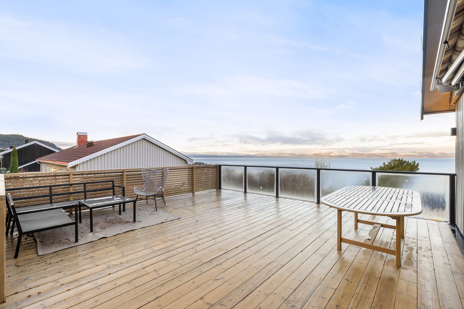 Her er det gode muligheter for å innrede med store utemøbler. Galleribilde