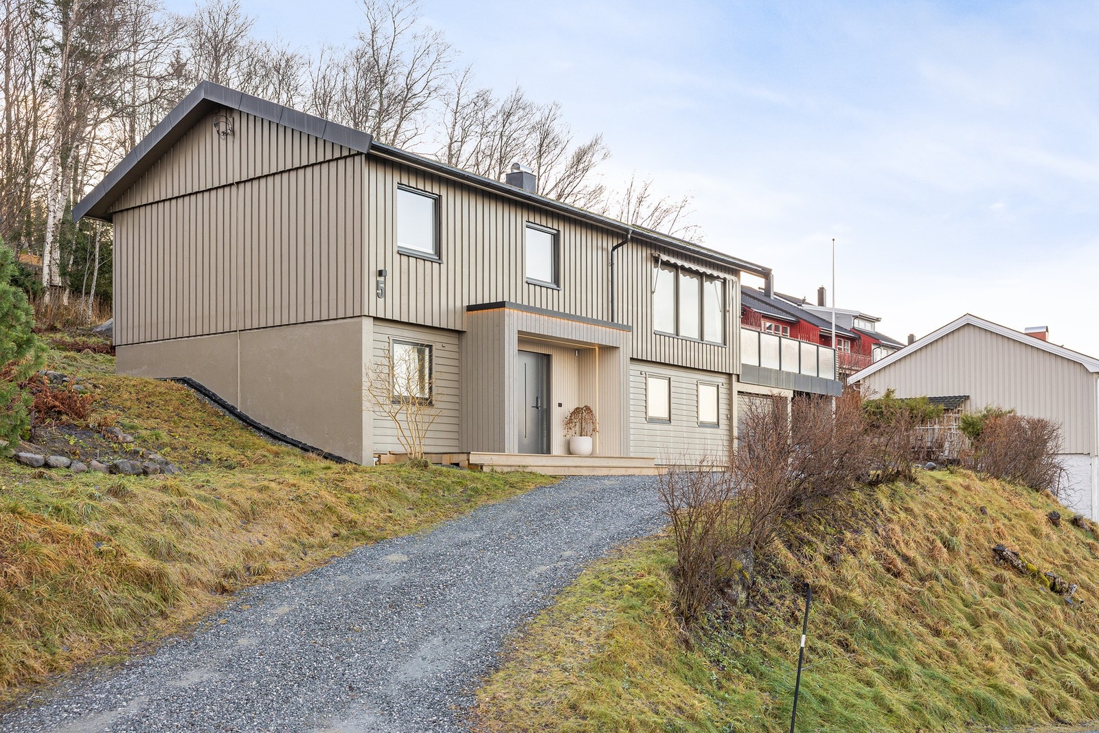 En velholdt enebolig med meget attraktiv plassering i et godt etablert boligområde. Galleribilde