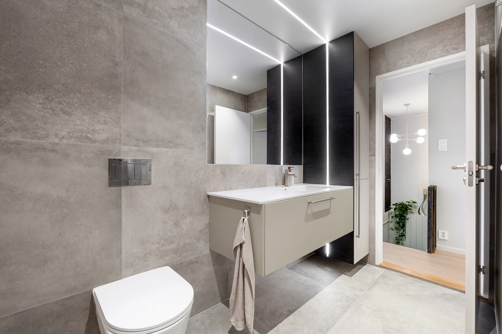 Utstyrt med dusjnisje, servant, servantskap og veggmontert wc. Galleribilde