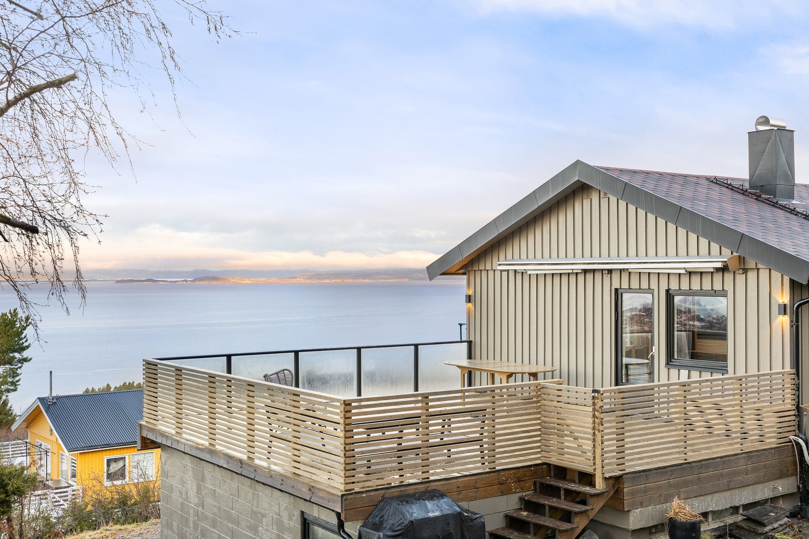 Fra boligen har du meget gode utsiktspunkt utover sjøen. Galleribilde