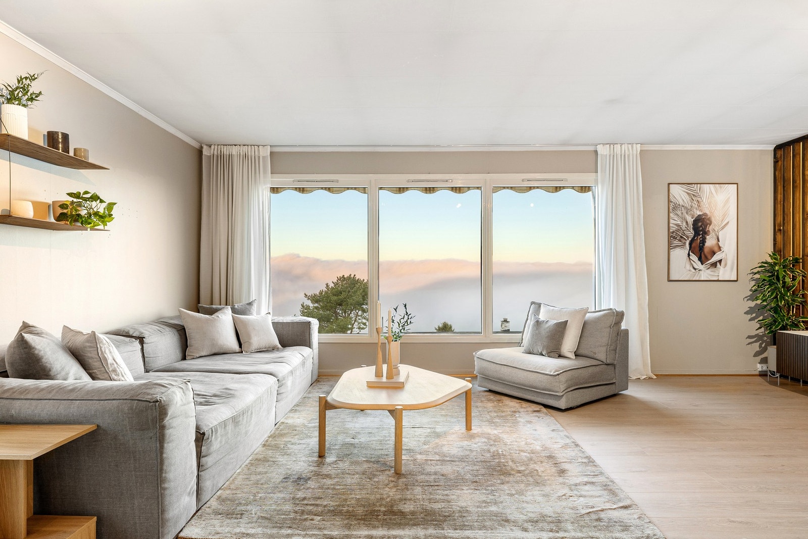 Stuen gir gode forutsetninger for å innrede med stor sofa og stue innredning. Galleribilde