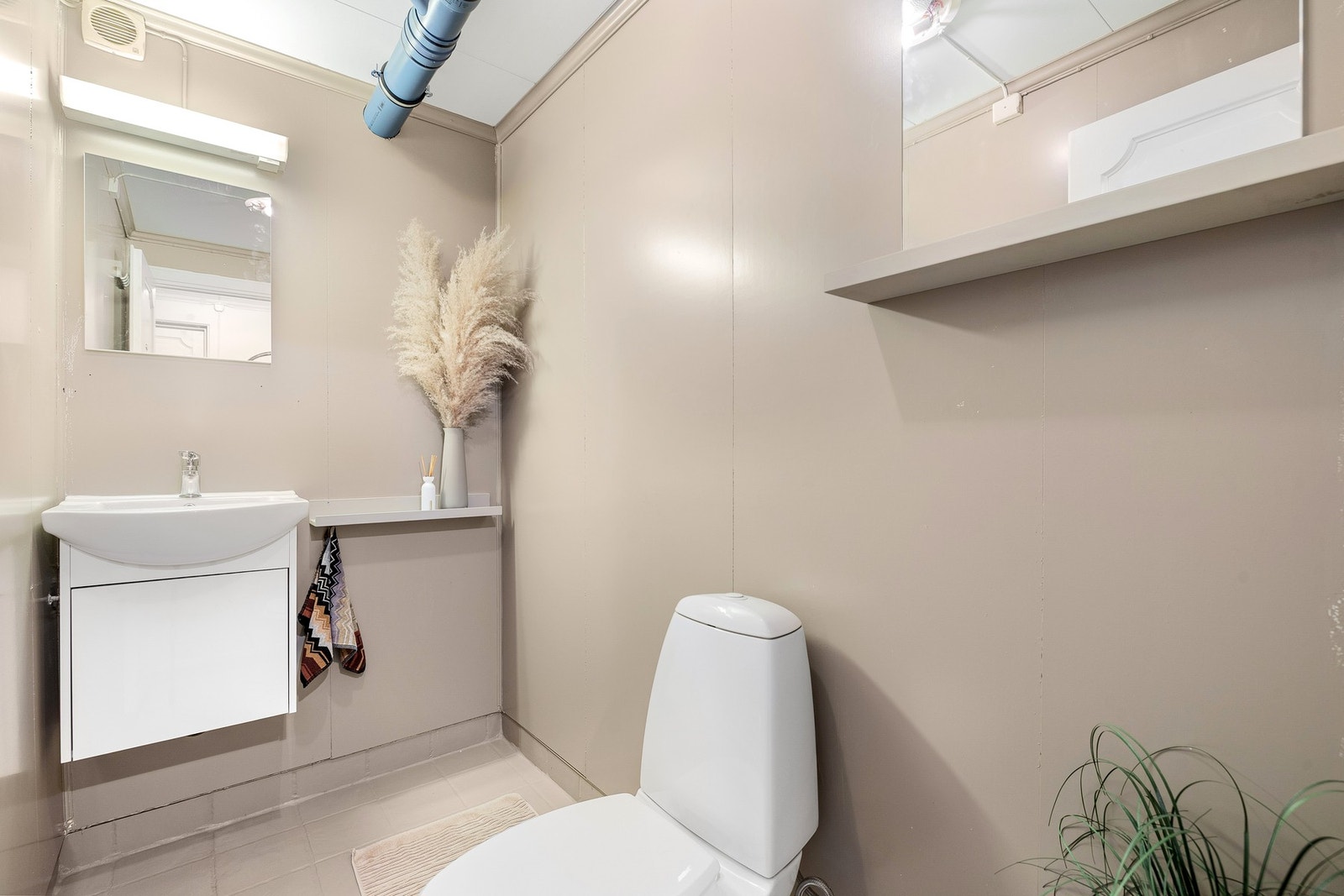 Toalettrom i sokkel på 2,5 kvm. Galleribilde