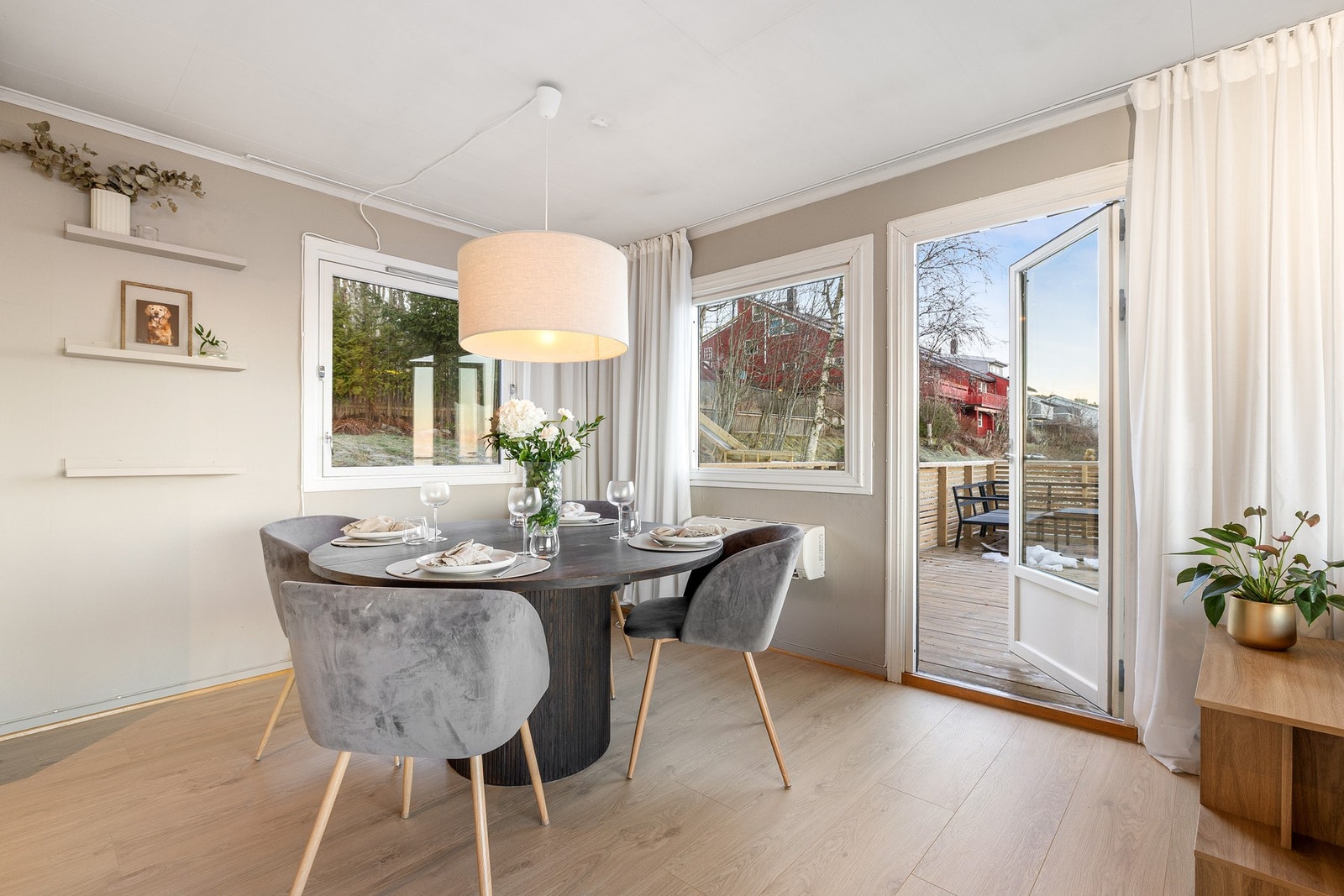 I spisestue er det god plass for stort møblement som et samlingspunkt i rommet. Galleribilde