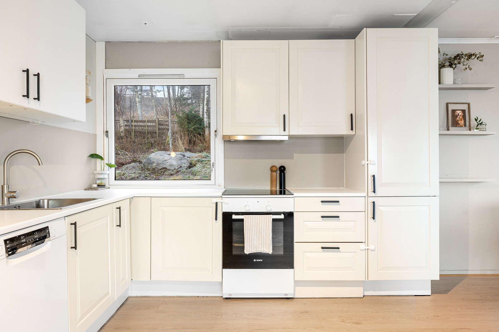 Kjøkken med lyse kjøkkenfronter på 10 kvm. Galleribilde