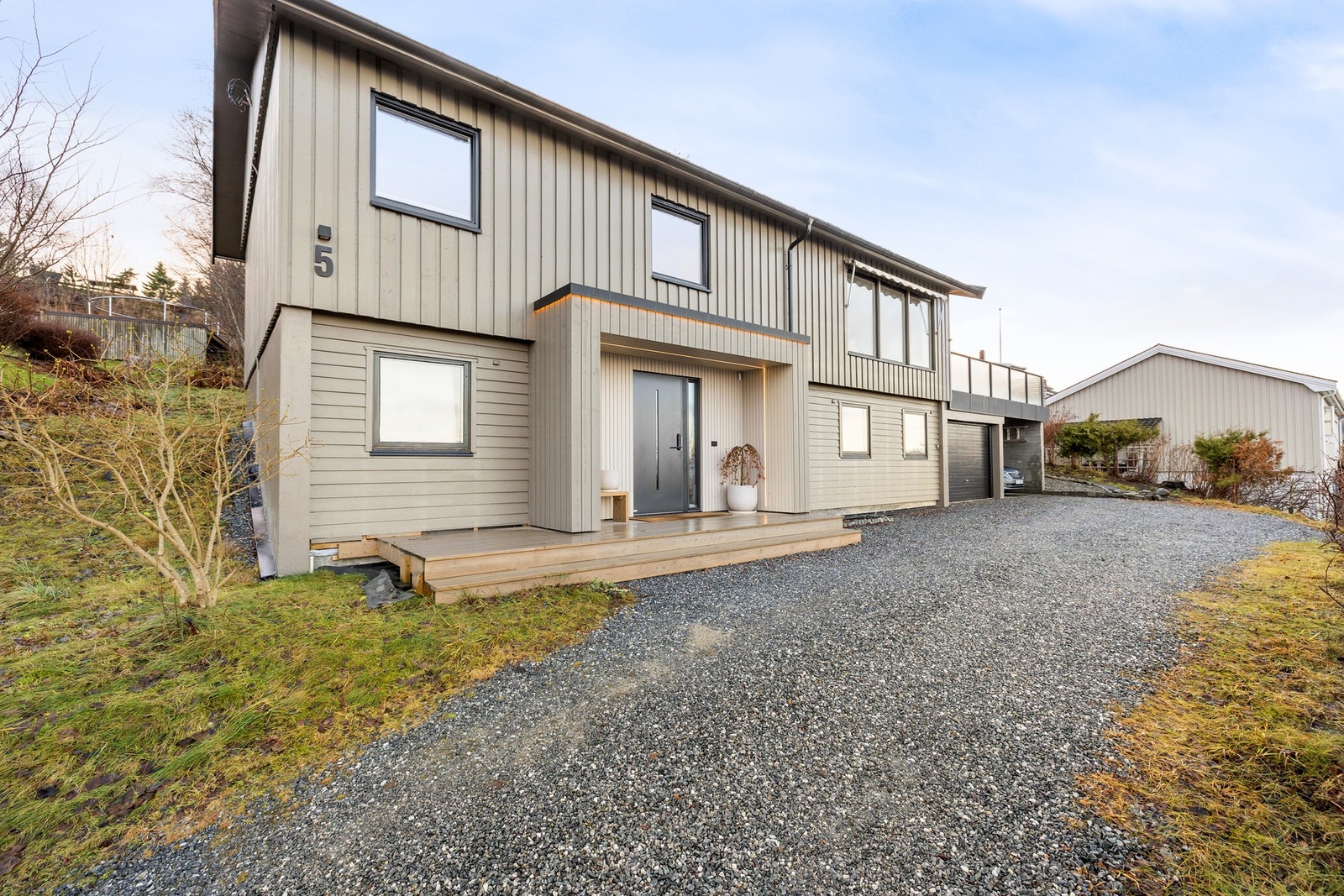 Innkjørsel med gode parkeringsforhold på eiendom, garasje og i carport. Galleribilde