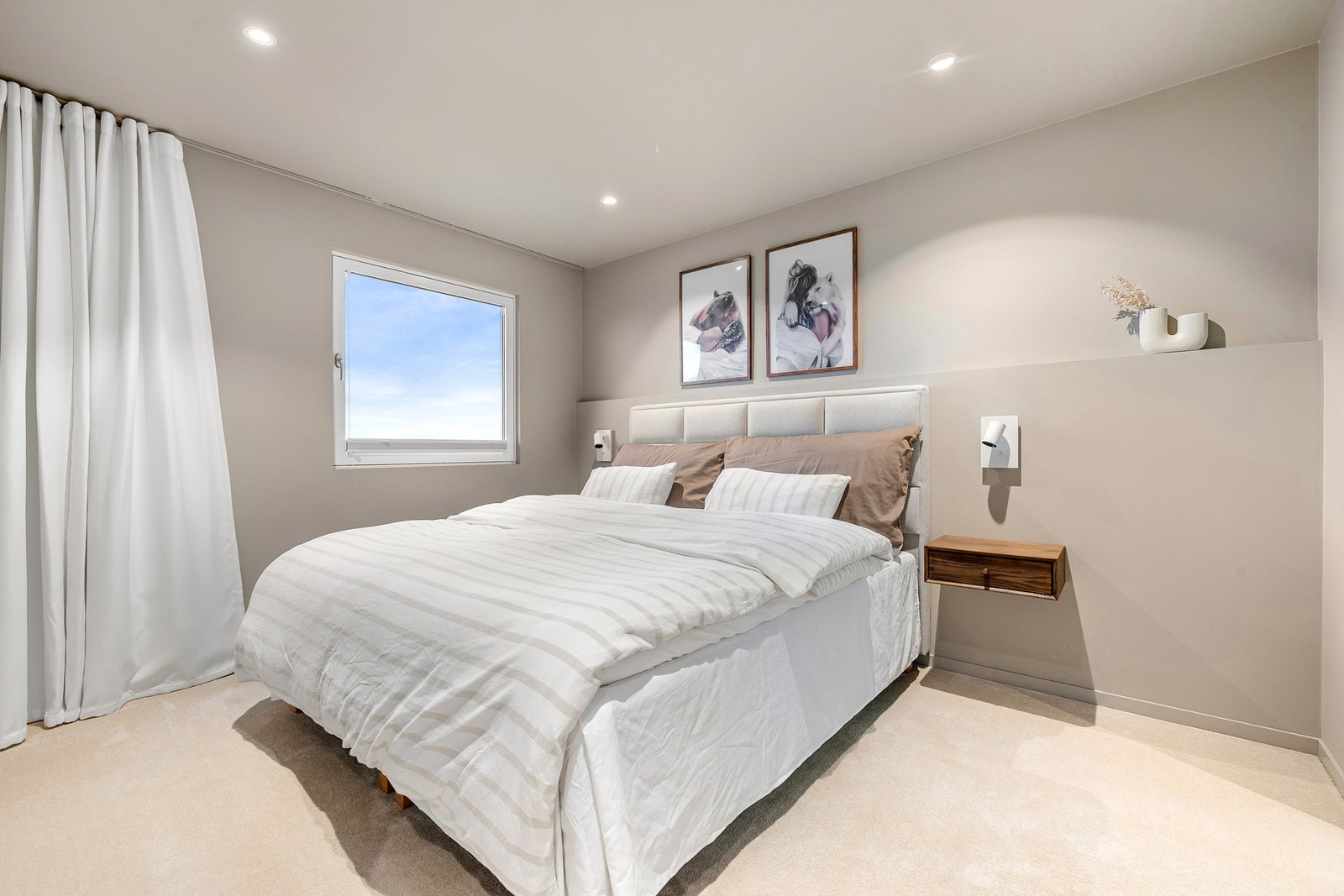 Rmslig soverom på 18,2 kvm i moderne fargevalg og vegg til vegg teppe. Galleribilde