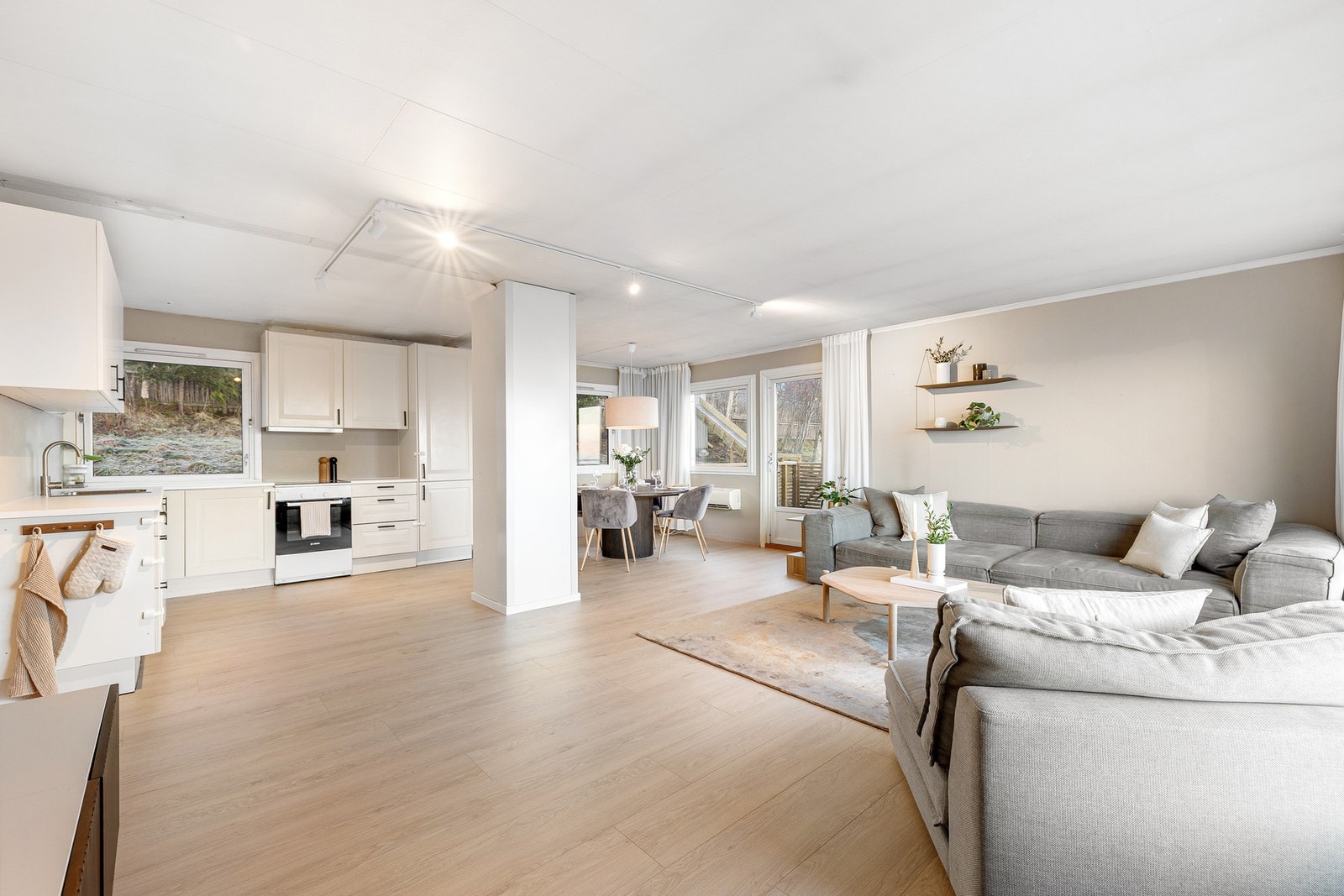 Utgang til veranda og uteareal. Galleribilde