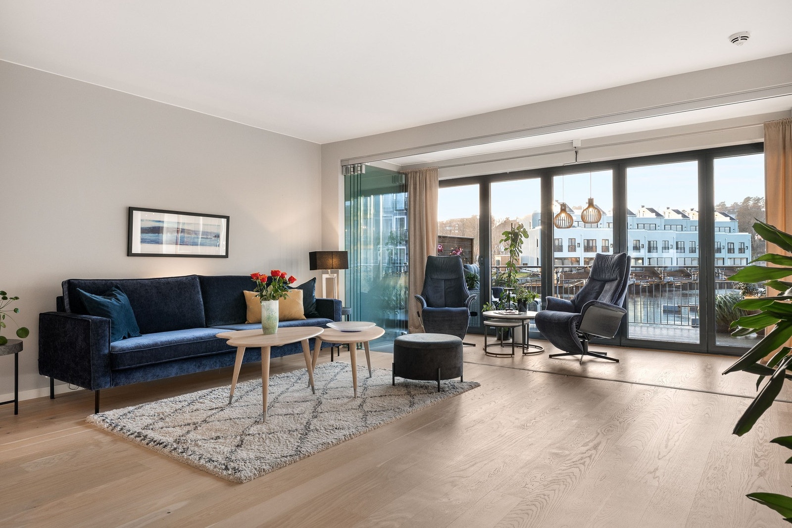 Store glassflater som kan åpnes mot solrommet gir en sømløs overgang mellom ute og inne. Galleribilde