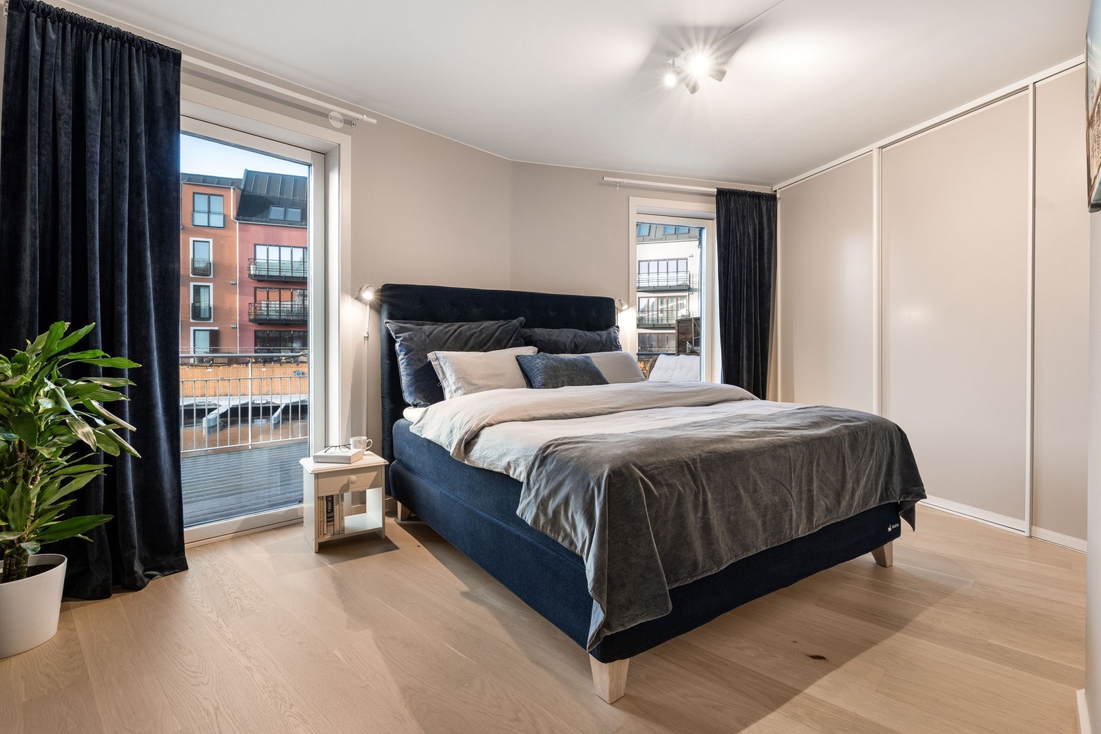 Stort hovedsoverom med store vinduer/dører som gir mye lys og utgang til terrasse. Romslig skyvedørsgarderobe med god plass til organisering. Galleribilde