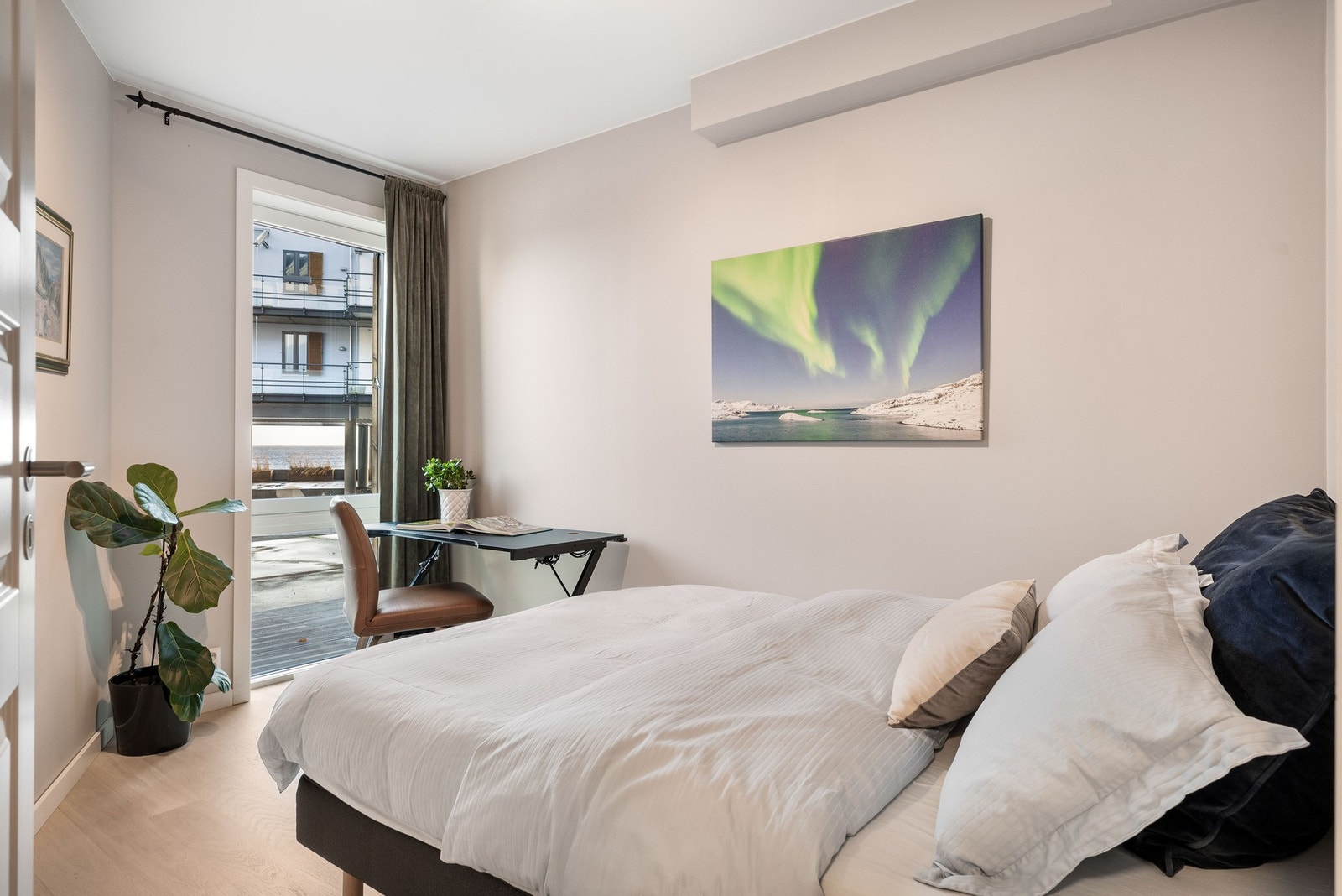 Soverom 2 passer godt til barnerom, gjesterom eller kontor. Dette rommet har også stort vindu som gir godt med dagslys. Galleribilde