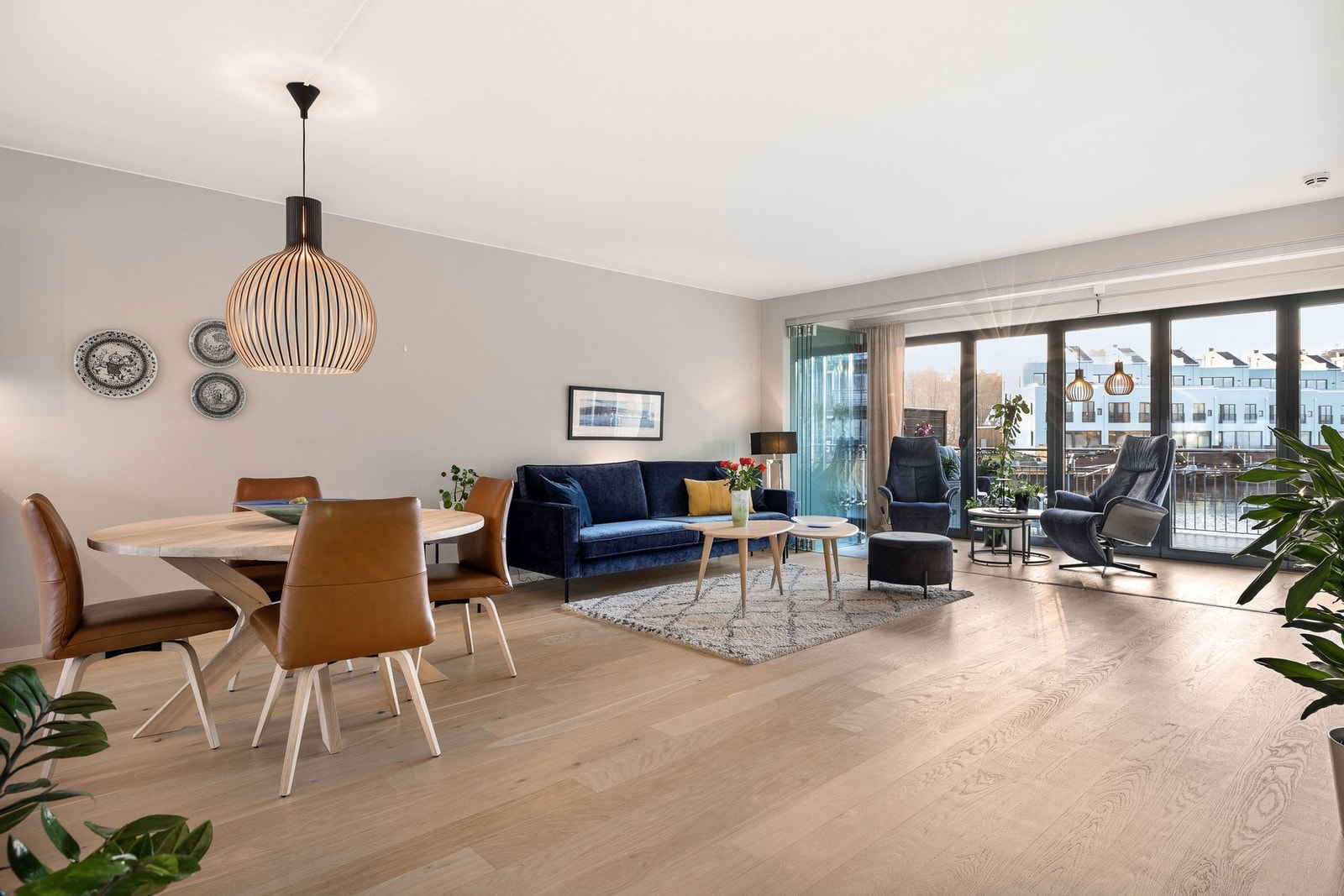 Stuedelen av rommet har plass til både spisestue og sofagruppe og har direkte tilkomst til solrommet som kan åpnes. Galleribilde