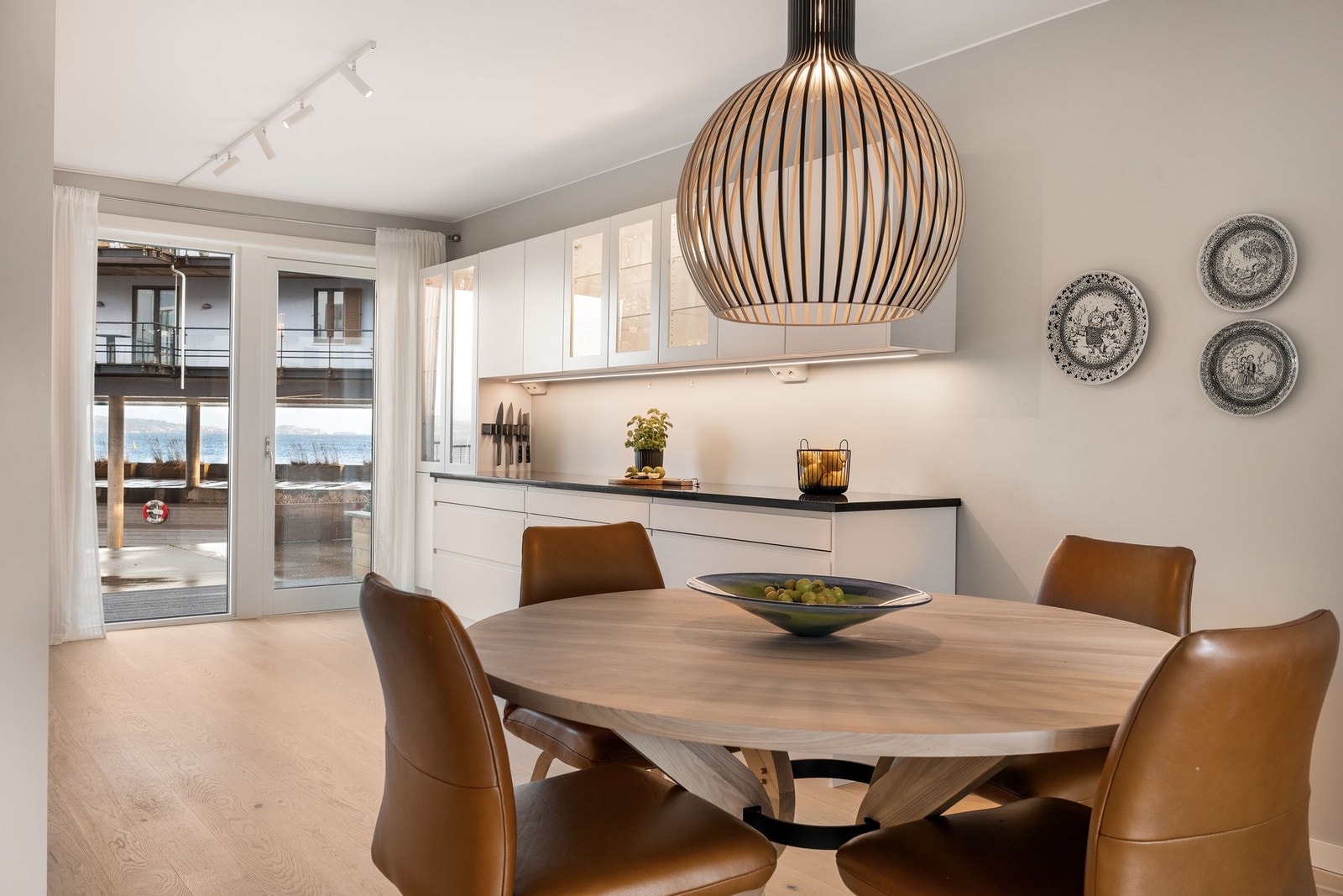 Spisestuen blir en naturlig sosial del av rommet og store glassflater som gir godt med lysinnslipp fra begge sider av rommet. Galleribilde