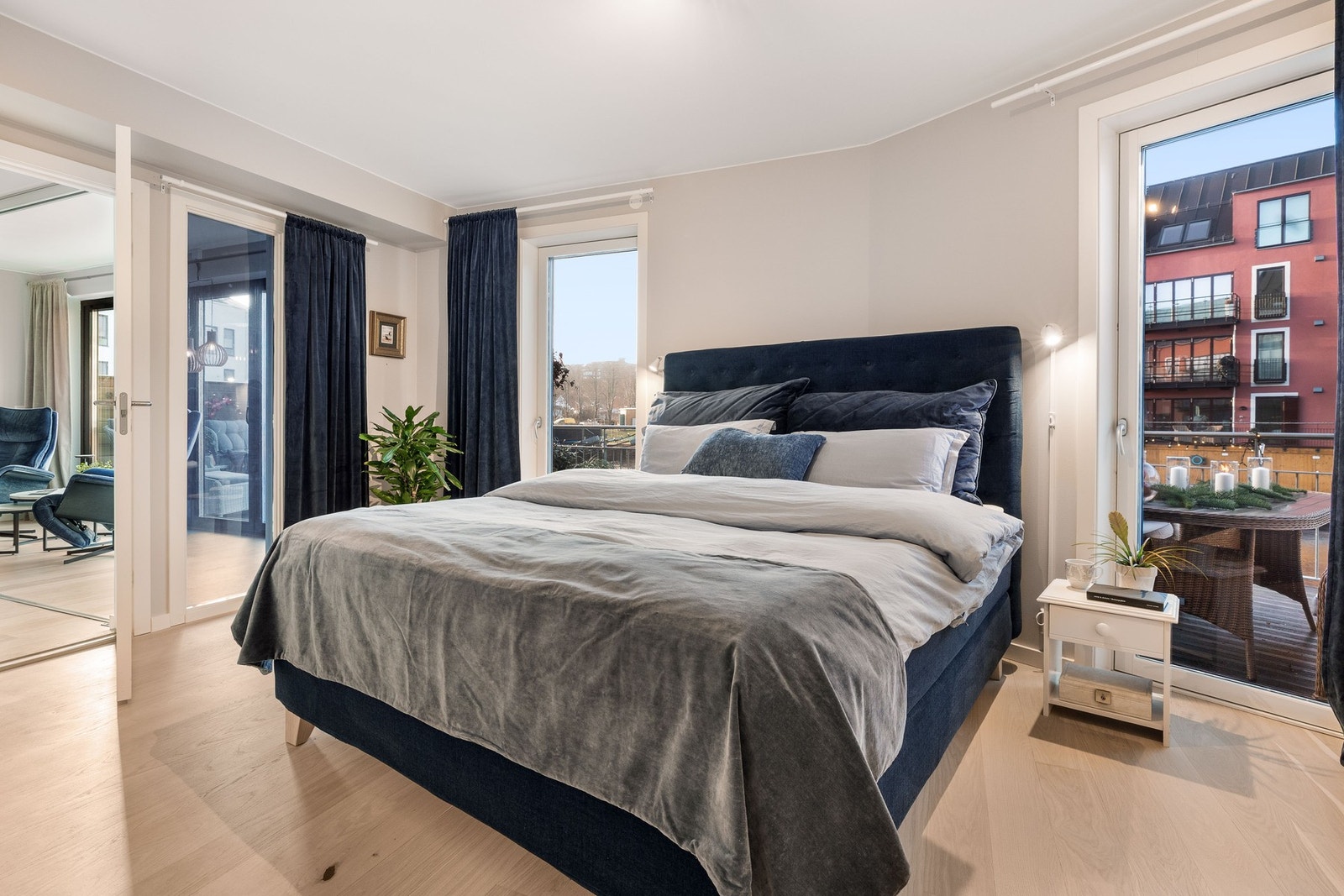 Begge vinduene kan benyttes som dører ut til terrassen. Galleribilde