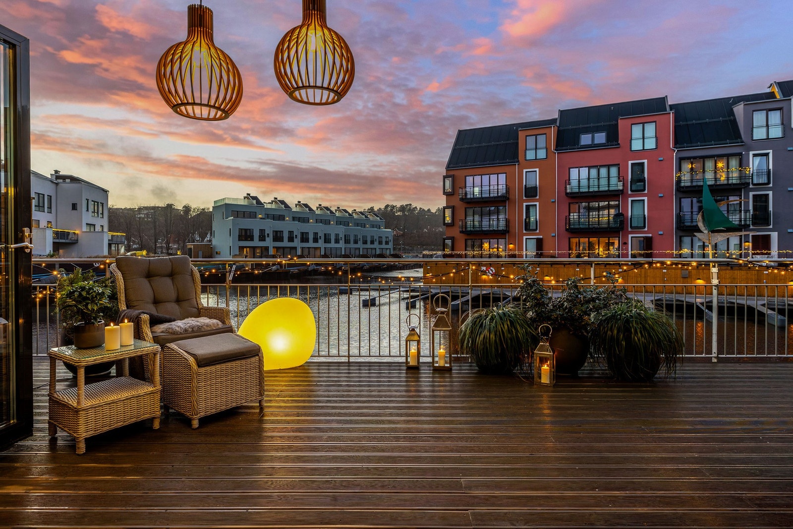 Leiligheten har magiske omgivelser med nydelige lysforhold og nærheten til sjø og kanaler. Galleribilde