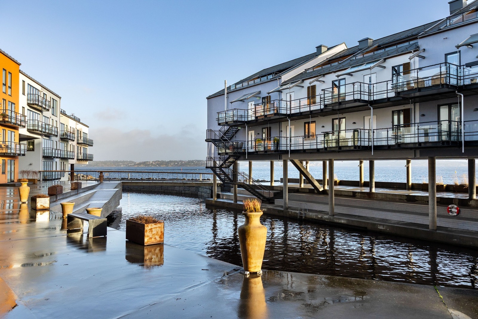 Leilighetene er omgitt av sjø og kanaler med flotte utsiktsforhold og terrasser. Galleribilde