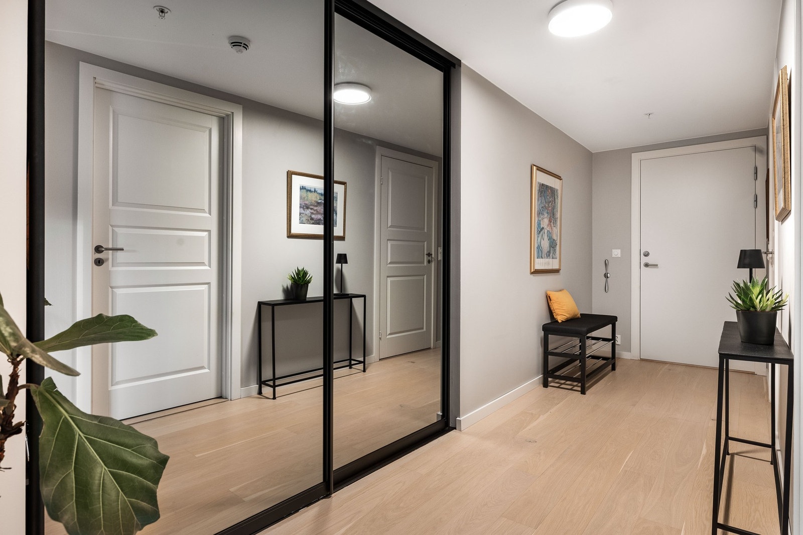Inngangspartiet er lyst og romslig og har stor og praktisk skyvedørsgarderobe med speildører. Det er god plass til oppbevaring av yttertøy og sko. Galleribilde