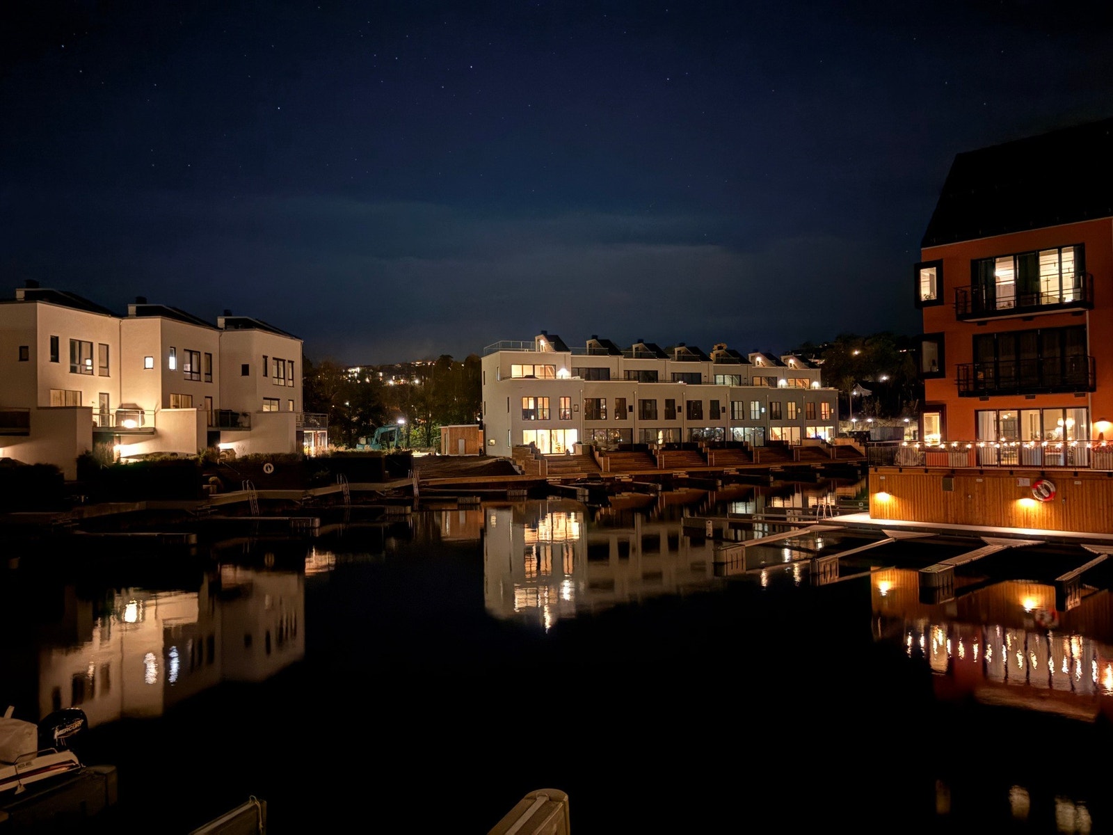 Moderne leilighetskompleks i maritime omgivelser i Sjøparken. Galleribilde
