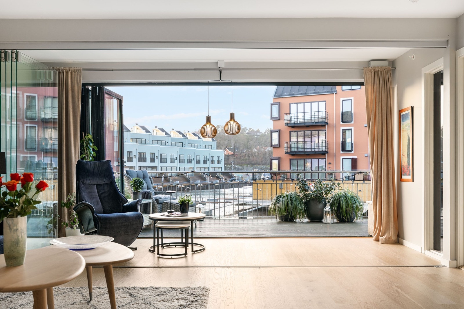 Solrommet kan åpnes både mot stuen og ut til terrassen . En unik følelse og nærhet til sjøen og kanalen. Galleribilde