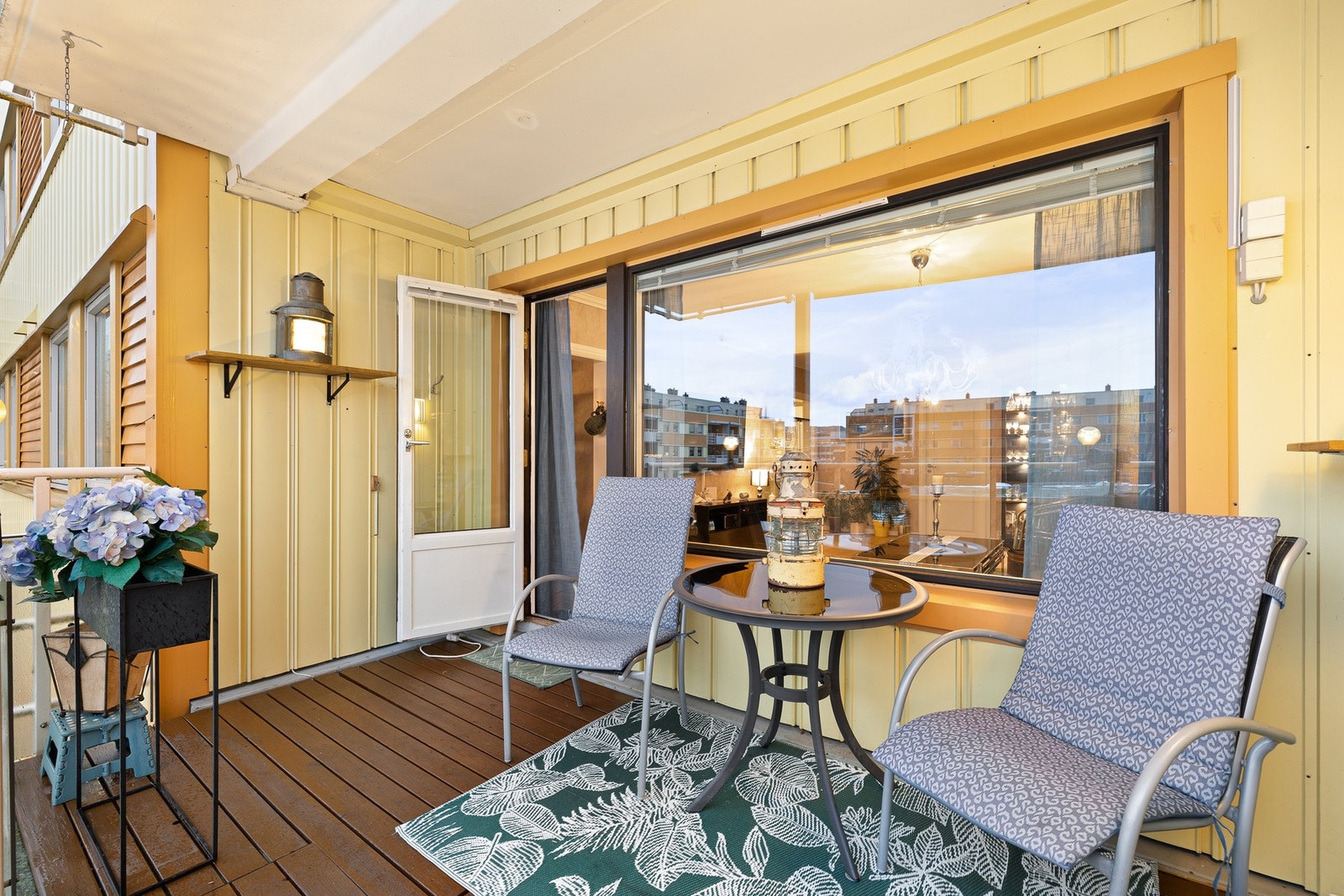 God plass til sittegruppe på balkong. Galleribilde