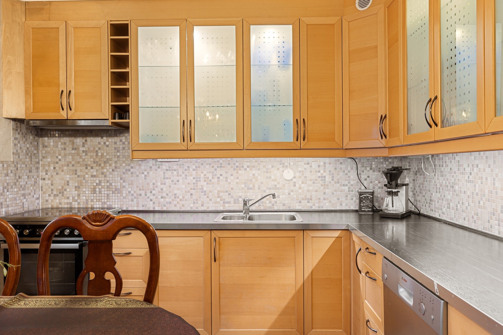 Kjøkkeninnredningen består av profilerte fronter og benkeplate er av laminat. Overflater og innredningen på kjøkkenet har fått tilstandsgrad 1 av takstmann. Galleribilde