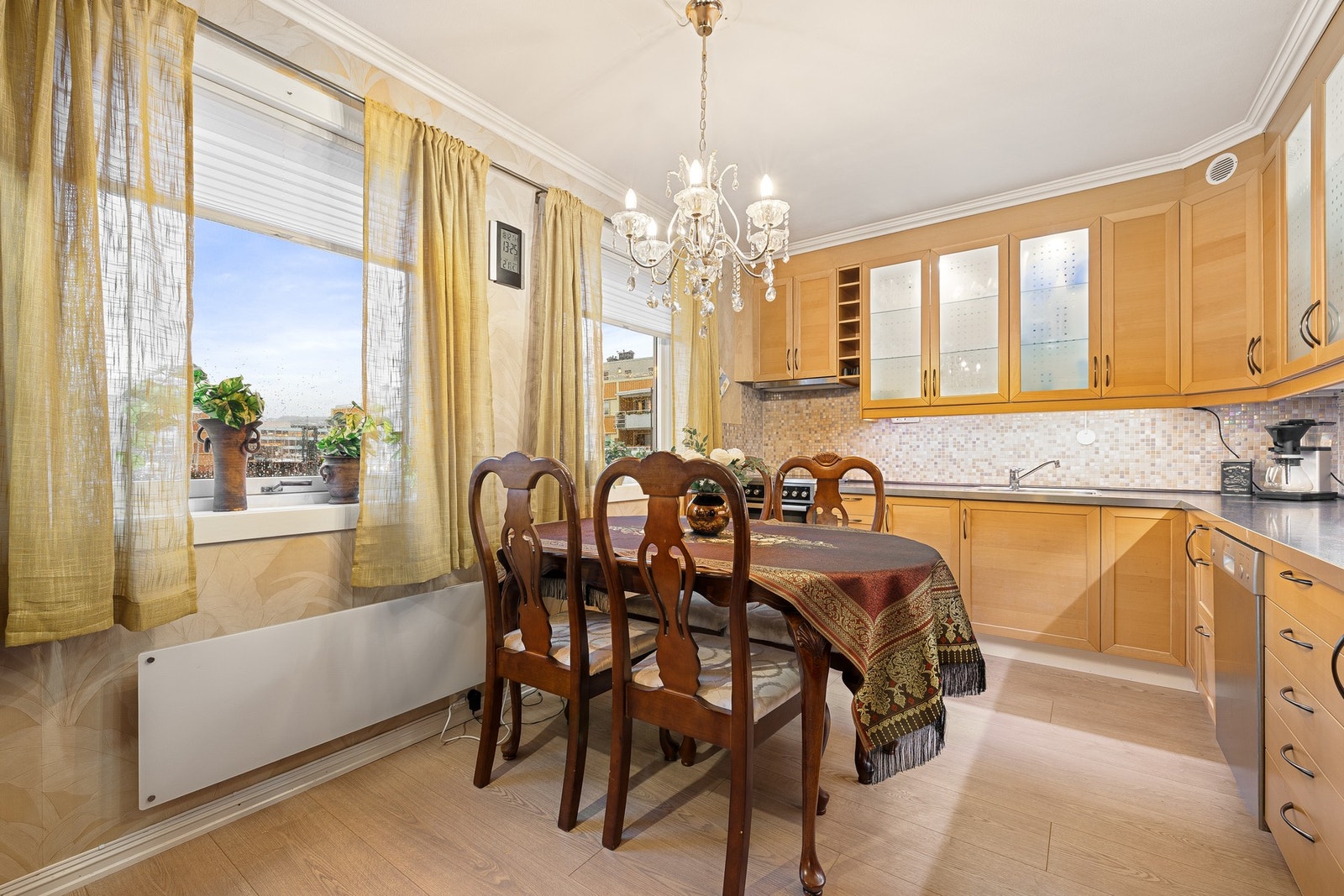 På kjøkkenet er det god plass til hyggelig spisebord. Galleribilde