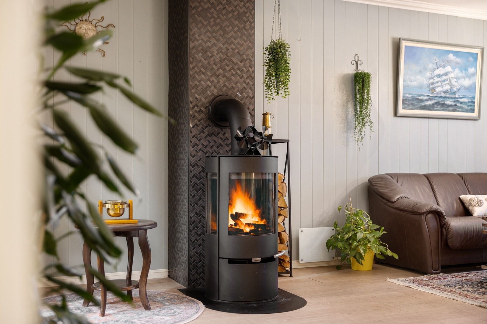 Leiligheten varmes opp av en hyggelig vedovn fra 2019. Det er gjort piperehabilitering i 2022. Galleribilde