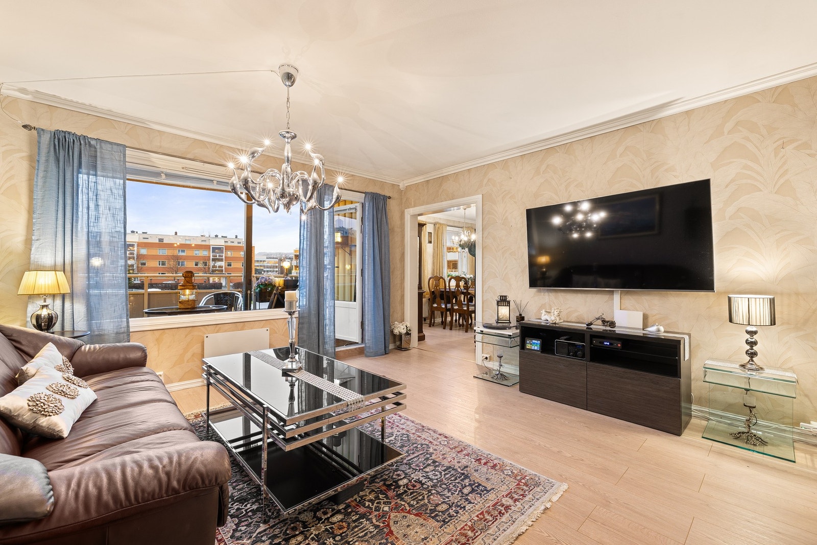 Fra stuen er direkte utgang til balkong. Galleribilde