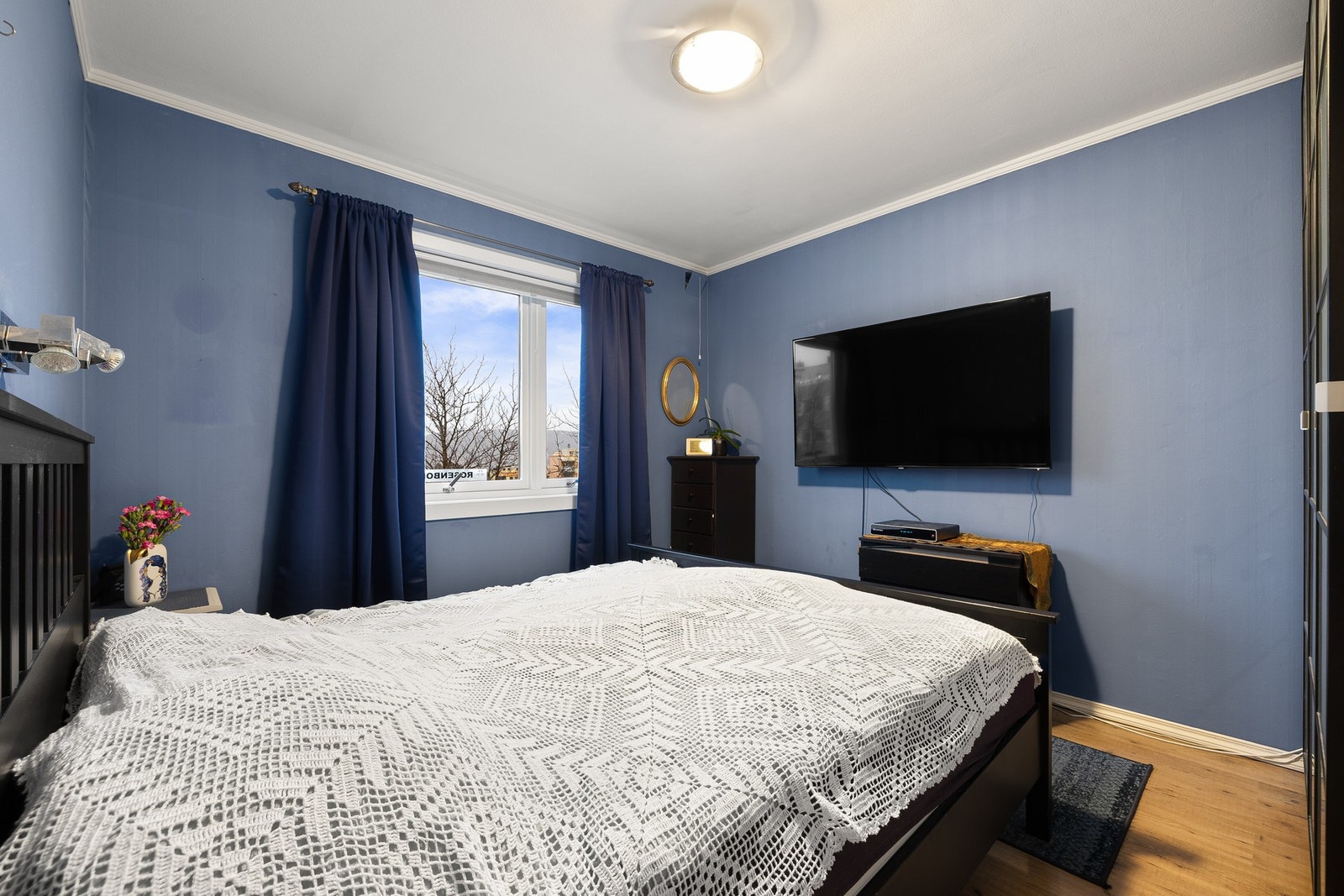 Stort hovedsoverom på 11 kvm med god plass til dobbeltseng og oppbevaring i garderobeskap. Galleribilde