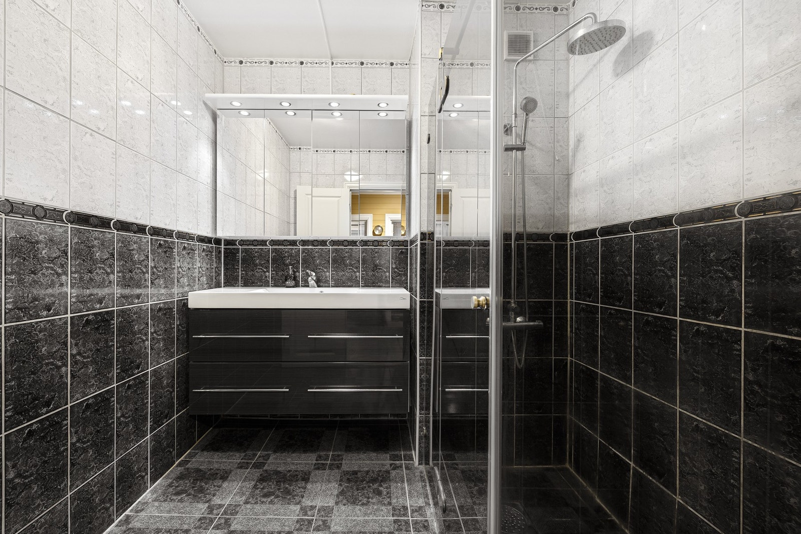 Pent flislagt bad på 4 kvm med elektrisk gulvvarme. Galleribilde