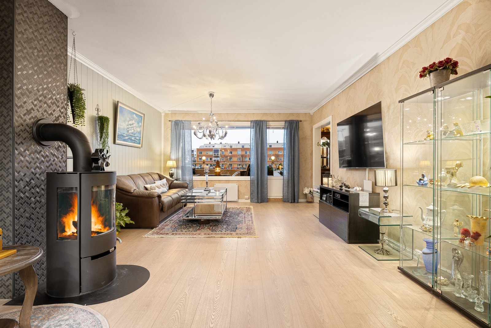 Stuen har store vindusflater som gir rikelig med naturlig lysinnslipp. Galleribilde