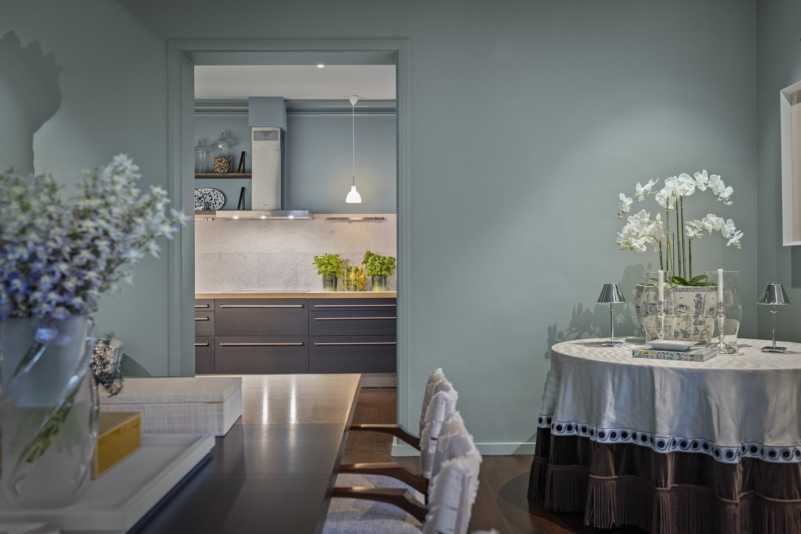 Spisestuen sett mot kjøkken. Galleribilde