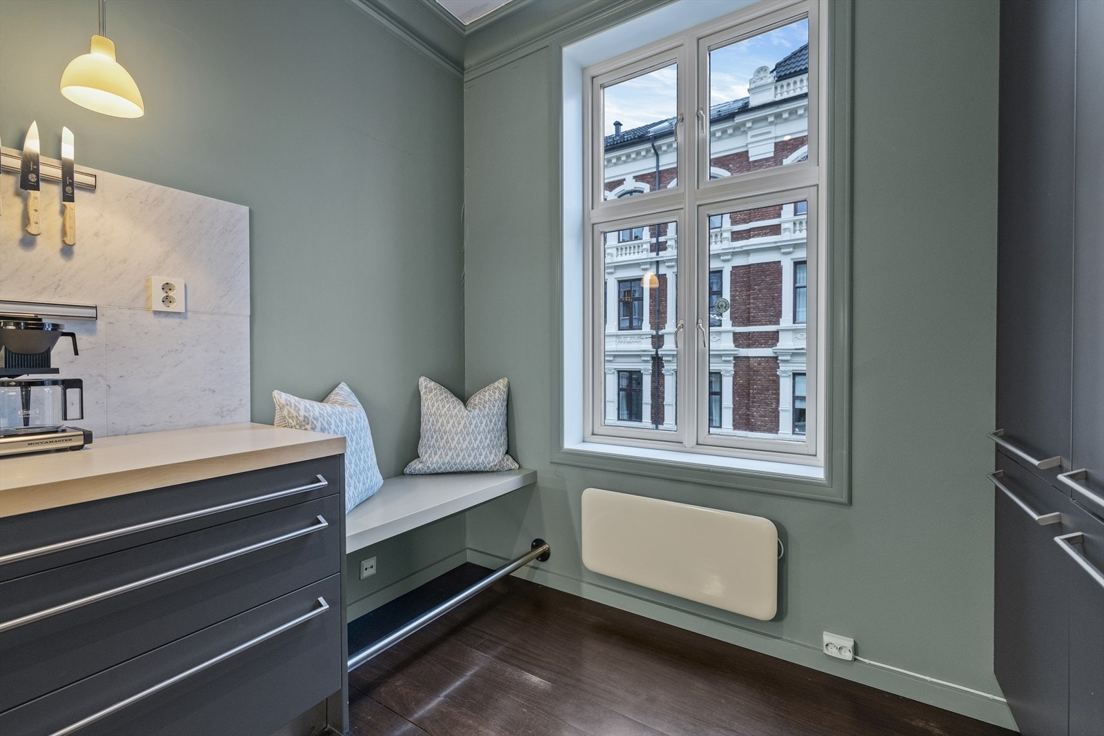 Hyggelig sittebenk på kjøkkenet med utsikt m9t Skovveien. Galleribilde