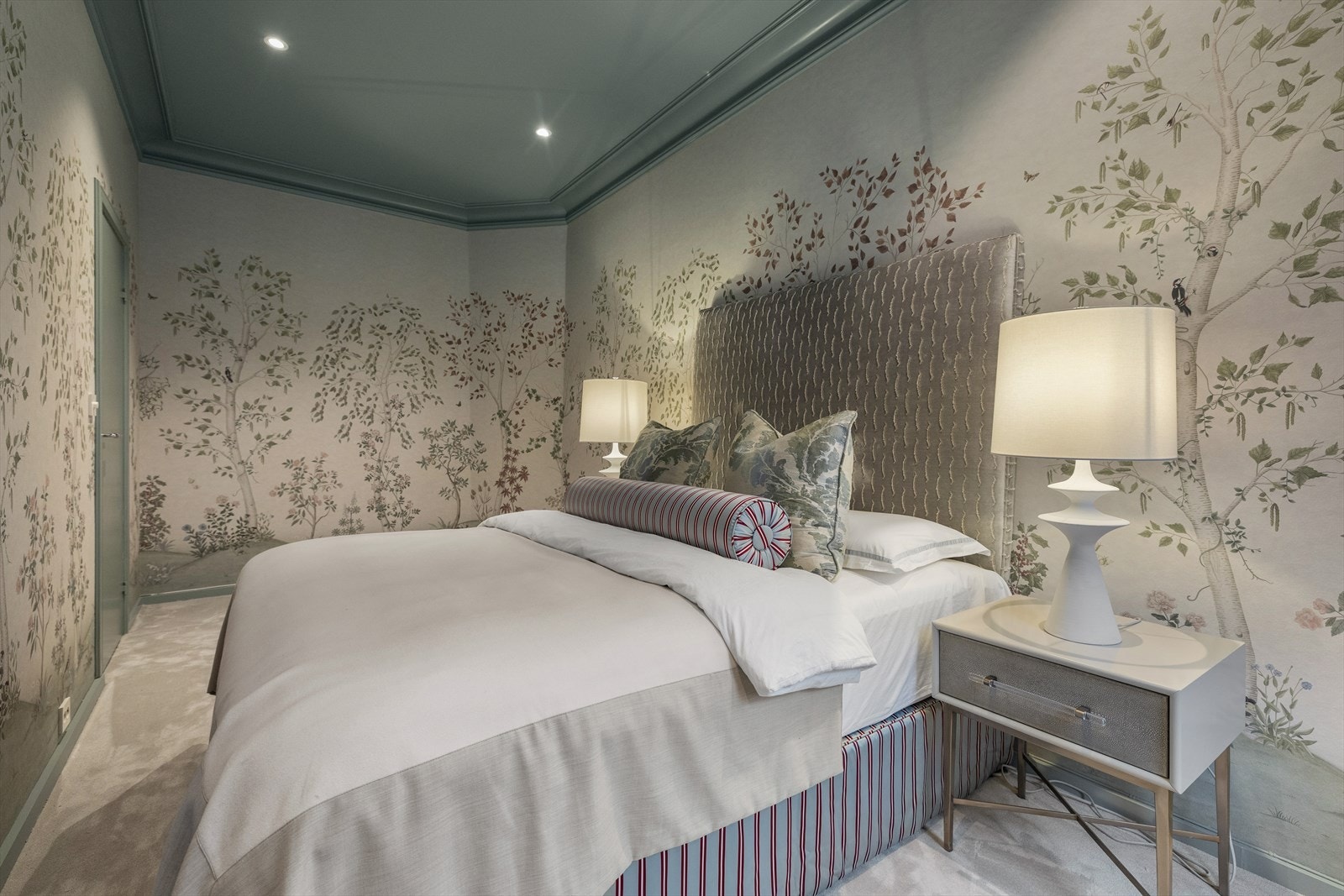 Soverommet er tapetsert og tak og lister er maøt i en lekker grønnfarge. Galleribilde