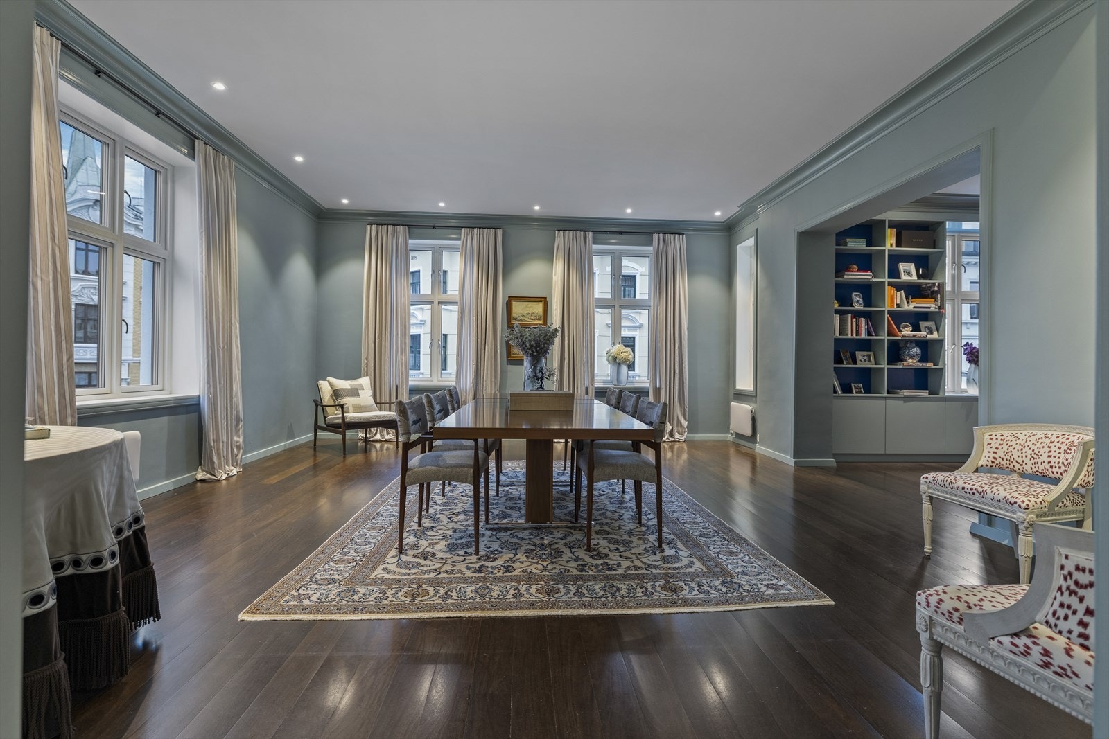 Spisestuen sett fra kjøkkenet. Galleribilde