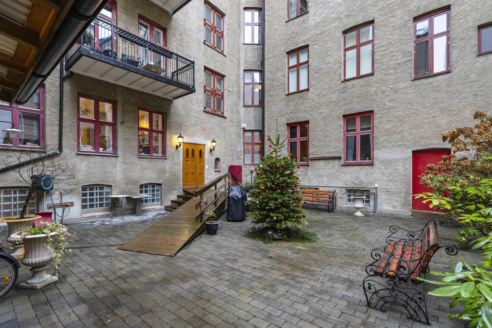 Pent opparbeidet bakgård. Herfra er det adkomst til kjellerbod. Galleribilde