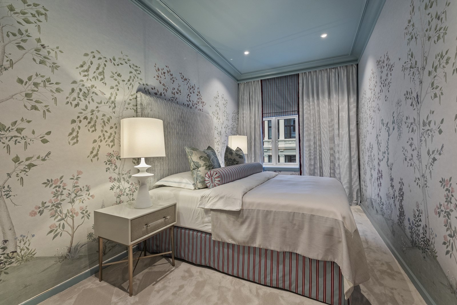 Innbydende og lunt hovedsoverom med nytt gulvteppe lagt i 2025. Galleribilde