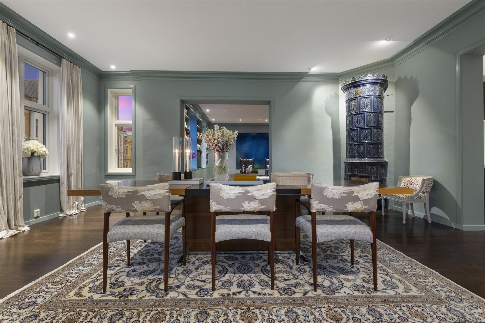 Leiligheten oppleves romslig med store gode rom og god takhøyde. Galleribilde