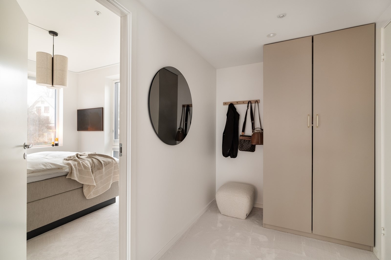 Praktisk gang mellom hovedsoverommet og bad, med gode muligheter for oppbevaring. Galleribilde