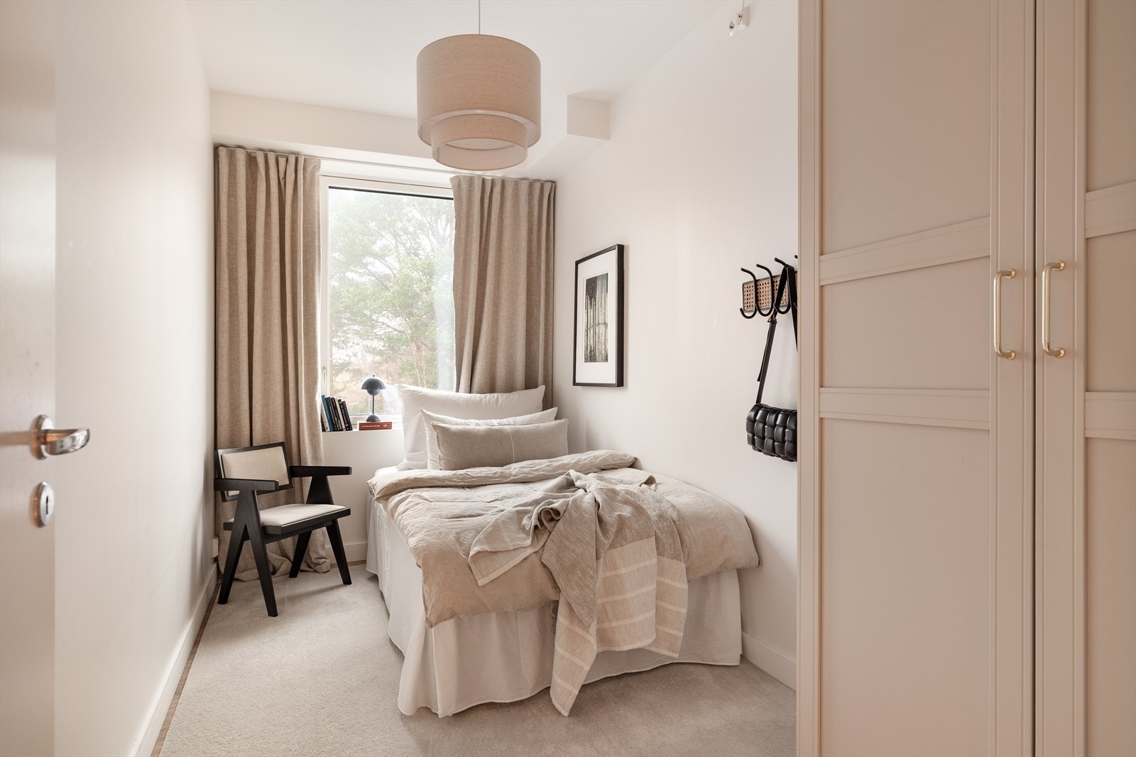 Dette soverommet måler 8,5 m², med god plass til både dobbeltseng og garderobeskap. Galleribilde