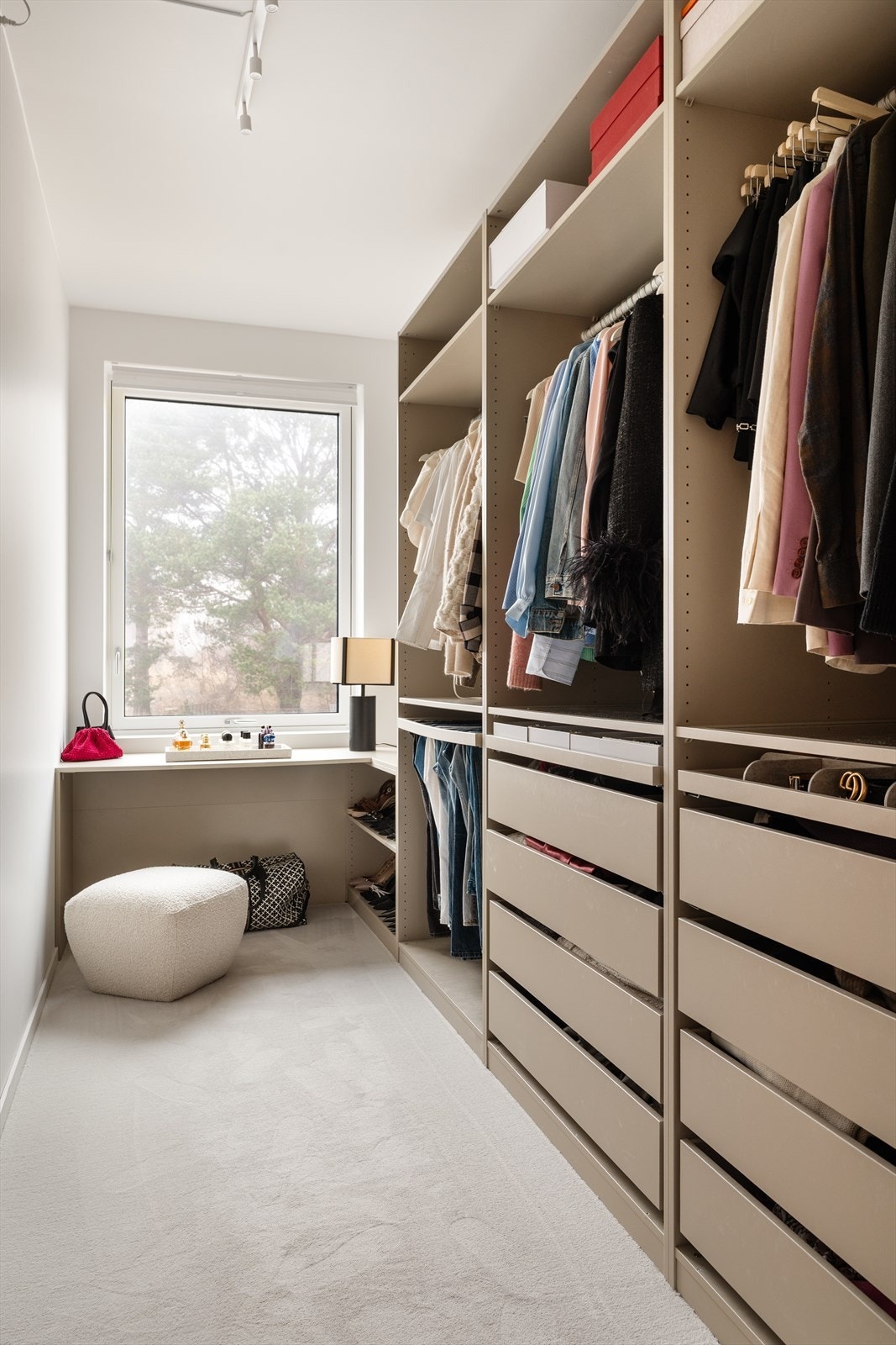 Boligens tredje soverom på 7,5 m² som i dag er i bruk som walk-in. Galleribilde