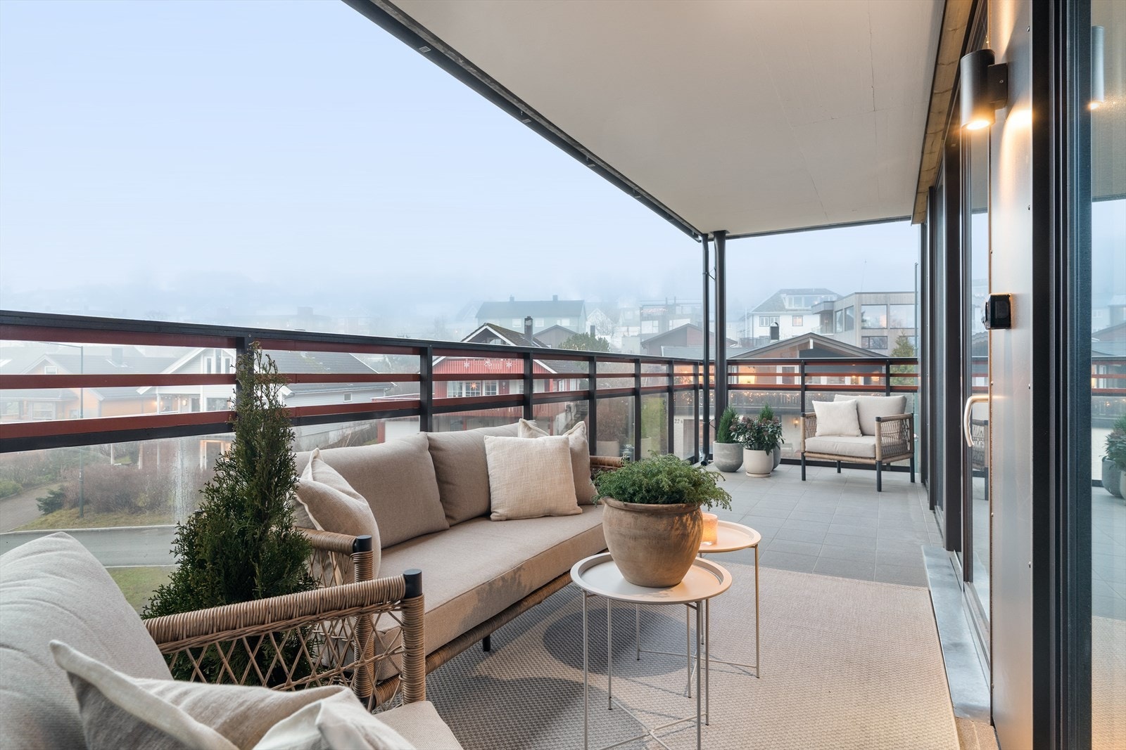 Balkongen måler hele 19 m², her kan en møblere akkurat slik en selv måtte ønske. Galleribilde