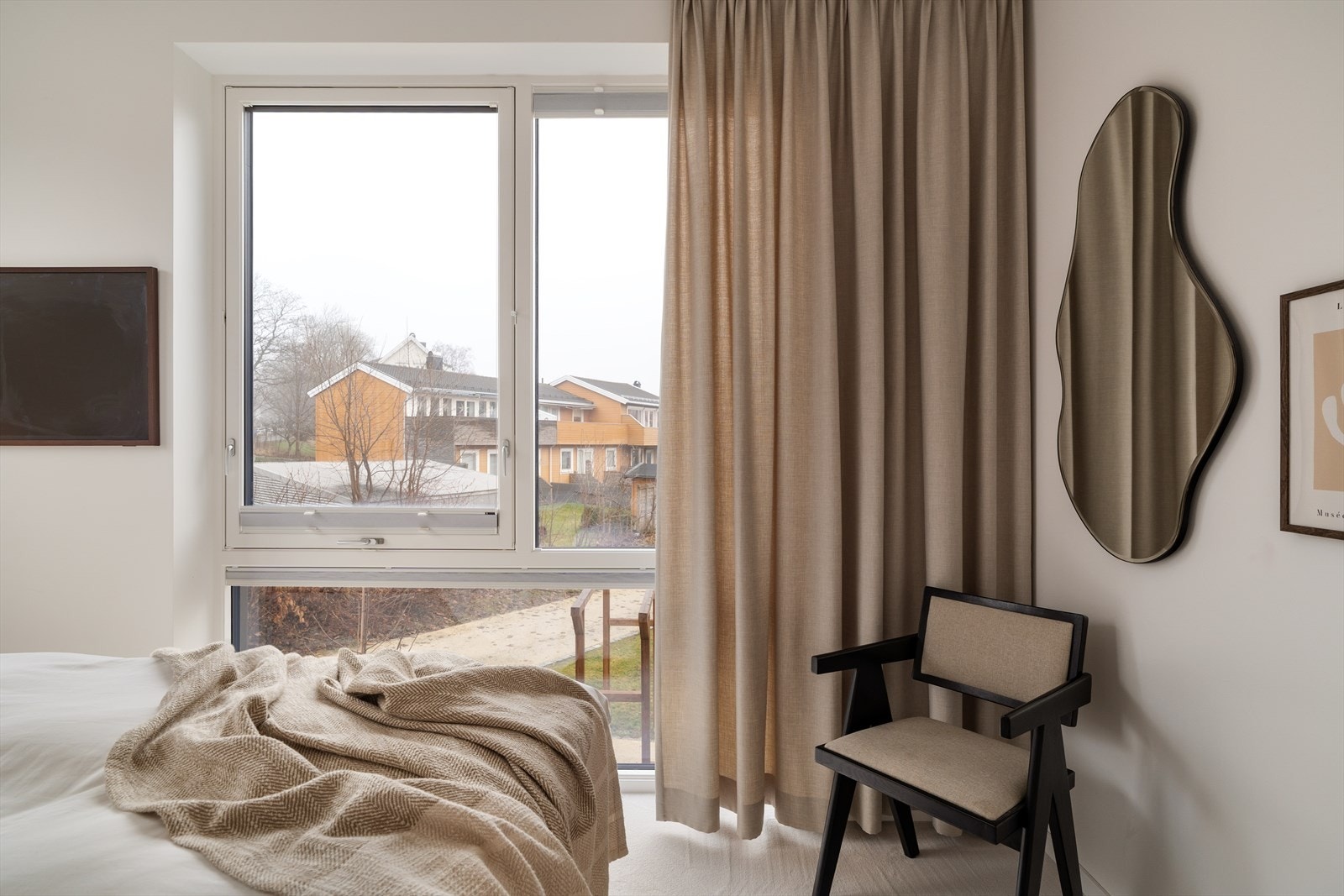 Også her slipper de rause vindusflatene inn rikelig med naturlig lys. Galleribilde