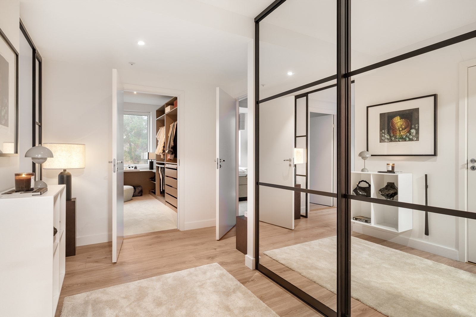 De tidsriktige fargevalgene og den luftige entrèen gir et godt første inntrykk når man kommer inn. Galleribilde