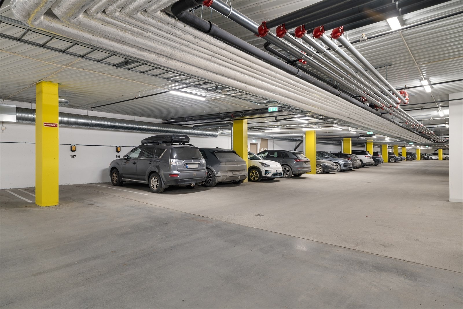 Leiligheten disponerer parkeringsplass i felles parkeringskjeller. Galleribilde