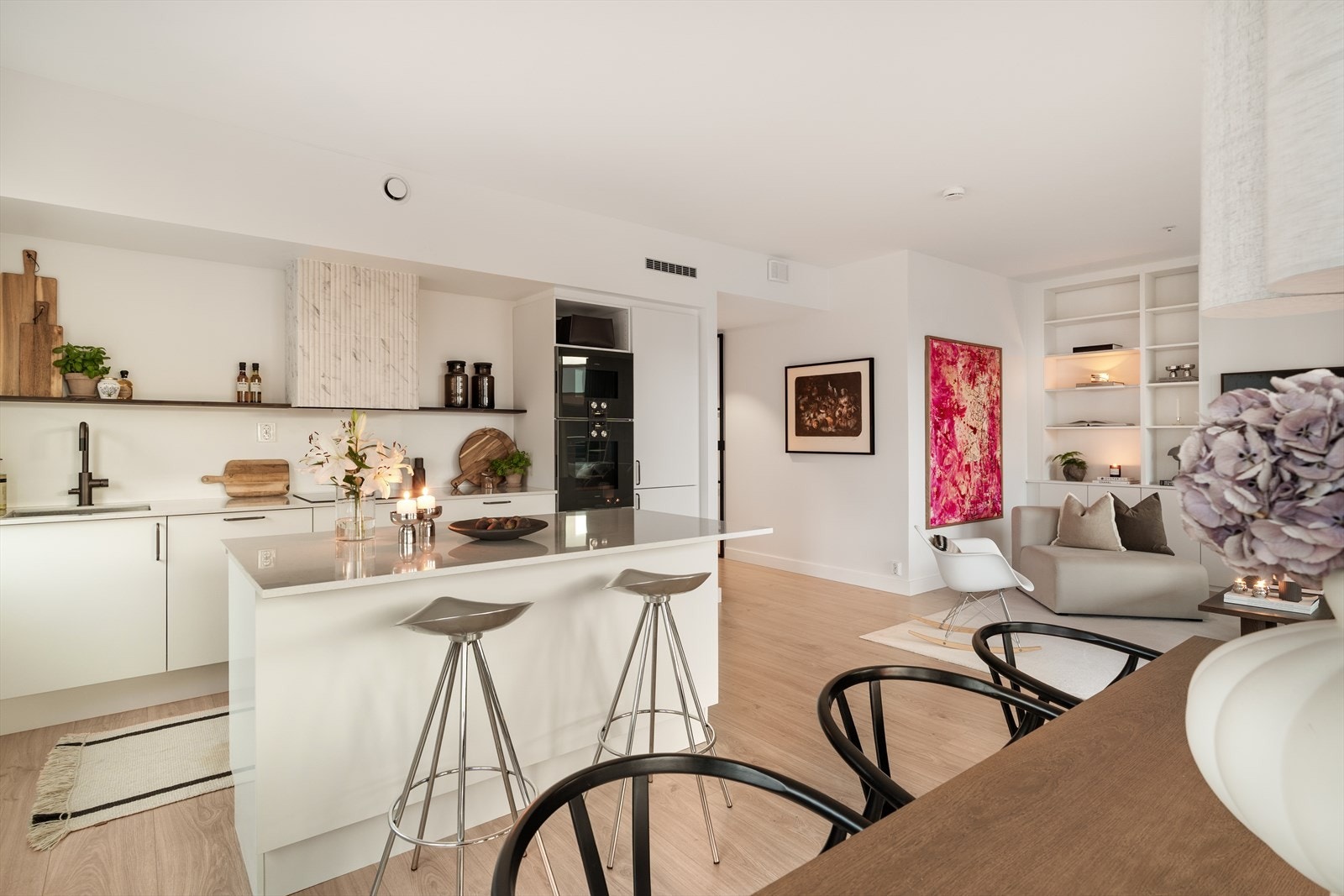 Kjøkkenet har integrerte hvitevarer som platetopp, stekeovn og oppvaskmaskin. Galleribilde