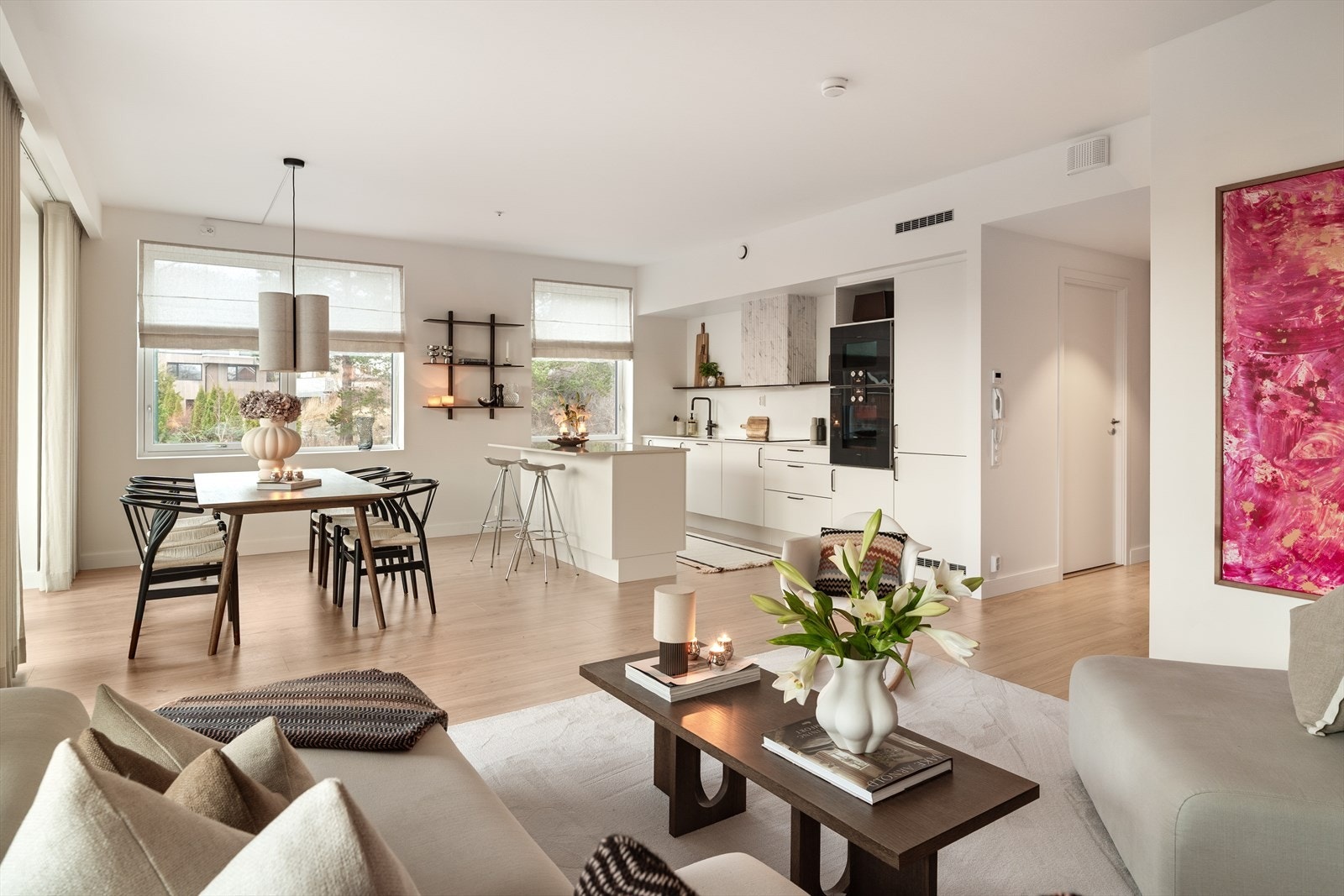 Denne åpne stue- og kjøkkenløsningen på hele 42 m² skaper en god og luftig romfølelse. Galleribilde