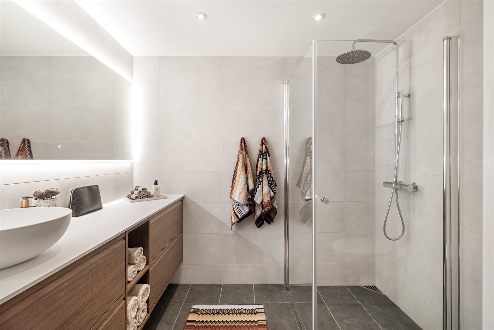 Pent flislagt bad med gode oppbevaringsmuligheter og tidsriktige tilvalg. Galleribilde